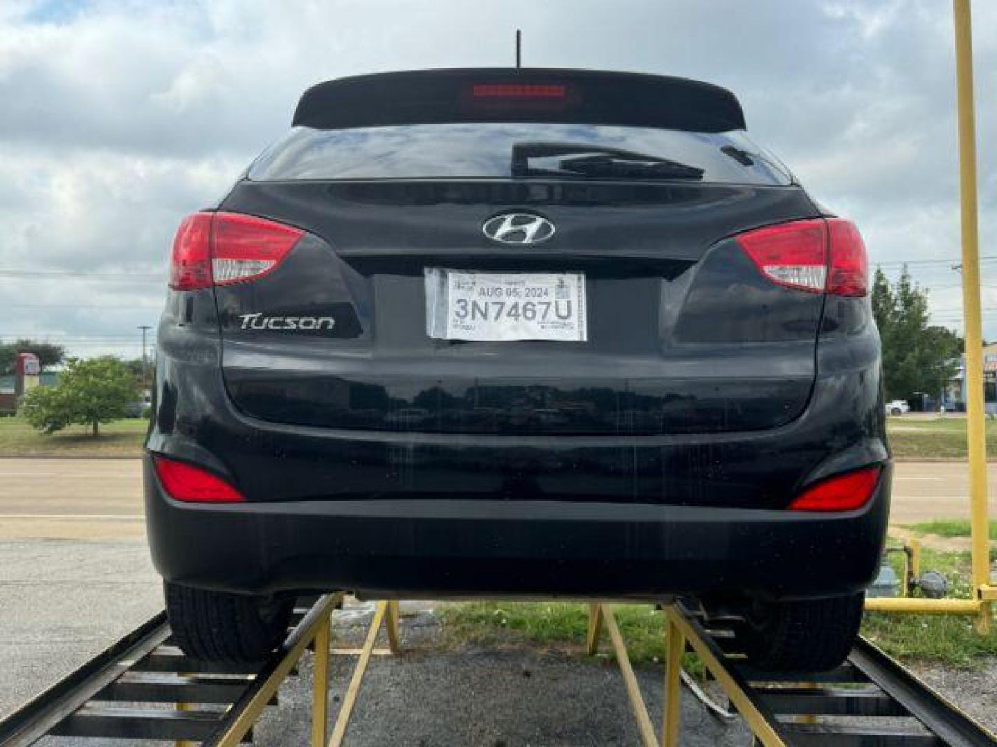 2015 BLACK Hyundai Tucson GLS FWD (KM8JT3AF4FU) with an 2.0L L4 DOHC 16V engine, 6-Speed Automatic transmission, located at 2715 W Pioneer Pkwy, Arlington, TX, 76013, (817) 265-9009, 32.710262, -97.153236 - Photo#6
