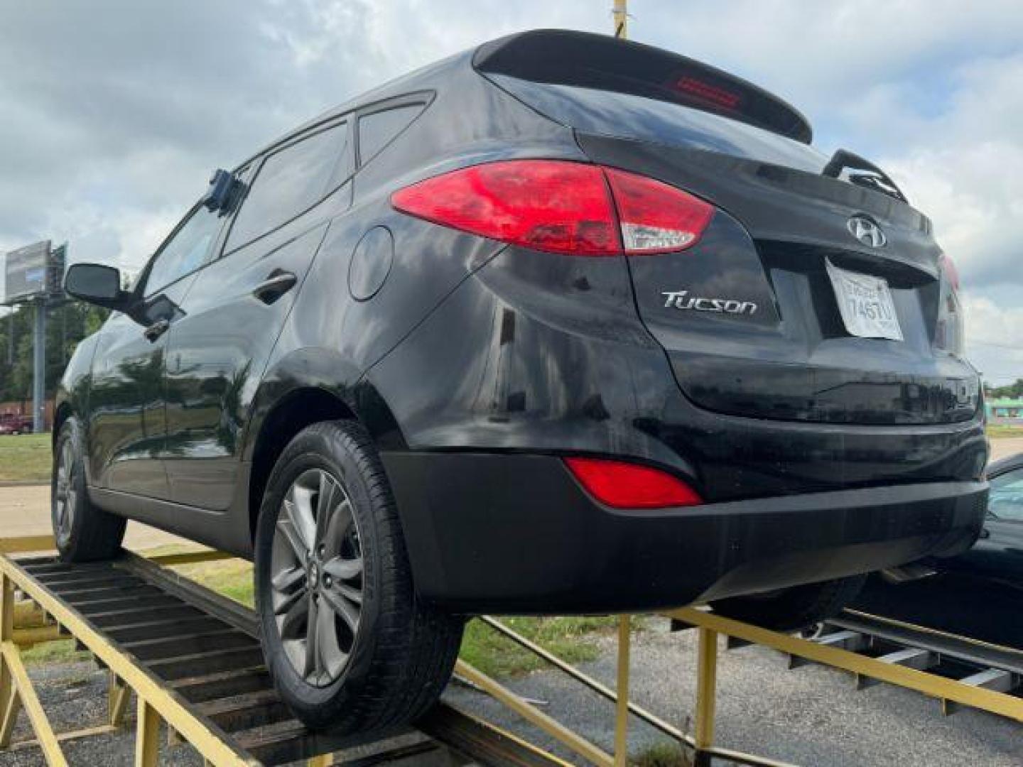 2015 BLACK Hyundai Tucson GLS FWD (KM8JT3AF4FU) with an 2.0L L4 DOHC 16V engine, 6-Speed Automatic transmission, located at 2715 W Pioneer Pkwy, Arlington, TX, 76013, (817) 265-9009, 32.710262, -97.153236 - Photo#7
