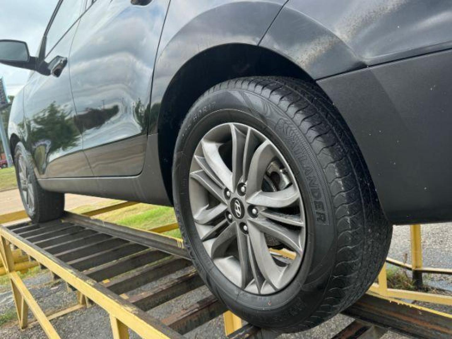 2015 BLACK Hyundai Tucson GLS FWD (KM8JT3AF4FU) with an 2.0L L4 DOHC 16V engine, 6-Speed Automatic transmission, located at 2715 W Pioneer Pkwy, Arlington, TX, 76013, (817) 265-9009, 32.710262, -97.153236 - Photo#8