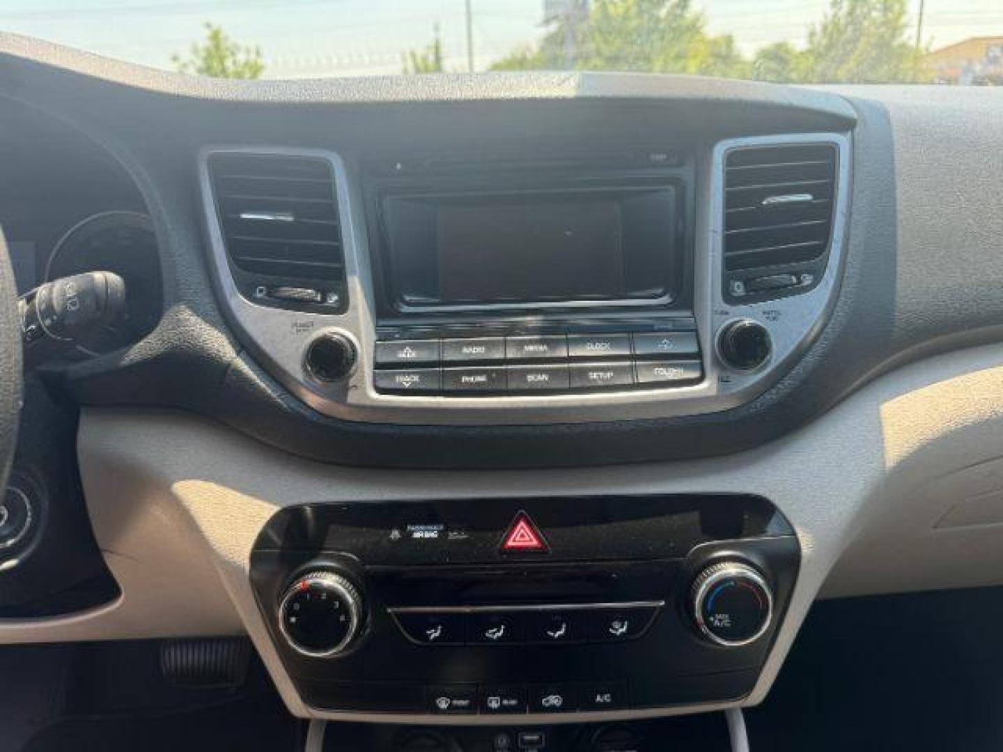 2016 WHITE Hyundai Tucson SE (KM8J23A49GU) with an 2.0L L4 DOHC 16V engine, 6-Speed Automatic transmission, located at 2715 W Pioneer Pkwy, Arlington, TX, 76013, (817) 265-9009, 32.710262, -97.153236 - Photo#16