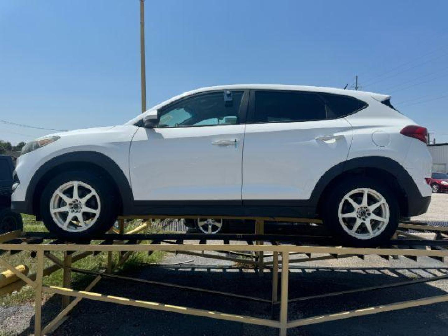 2016 WHITE Hyundai Tucson SE (KM8J23A49GU) with an 2.0L L4 DOHC 16V engine, 6-Speed Automatic transmission, located at 2715 W Pioneer Pkwy, Arlington, TX, 76013, (817) 265-9009, 32.710262, -97.153236 - Photo#1