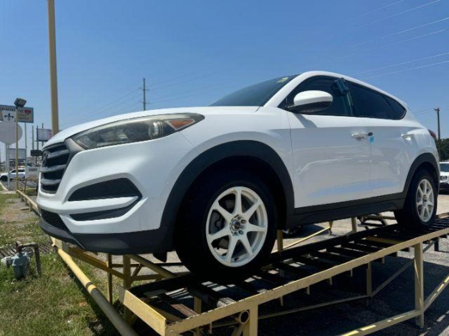 2016 WHITE Hyundai Tucson SE (KM8J23A49GU) with an 2.0L L4 DOHC 16V engine, 6-Speed Automatic transmission, located at 2715 W Pioneer Pkwy, Arlington, TX, 76013, (817) 265-9009, 32.710262, -97.153236 - Photo#2