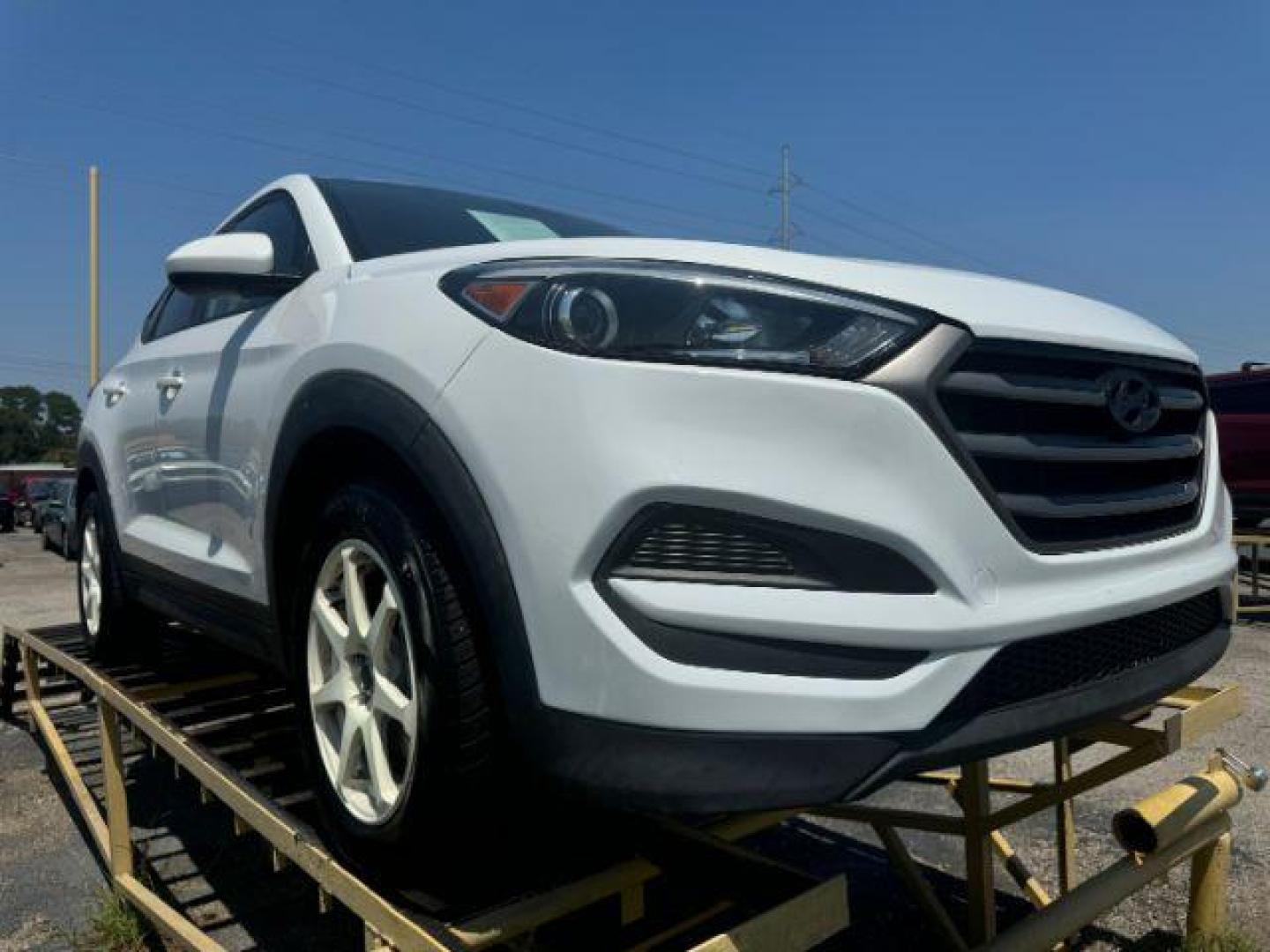 2016 WHITE Hyundai Tucson SE (KM8J23A49GU) with an 2.0L L4 DOHC 16V engine, 6-Speed Automatic transmission, located at 2715 W Pioneer Pkwy, Arlington, TX, 76013, (817) 265-9009, 32.710262, -97.153236 - Photo#4