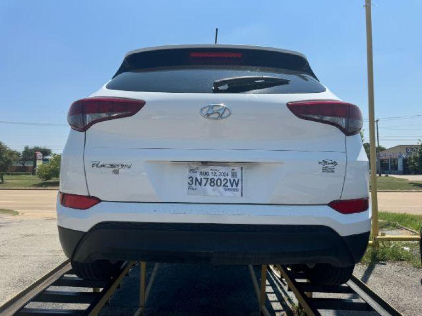 2016 WHITE Hyundai Tucson SE (KM8J23A49GU) with an 2.0L L4 DOHC 16V engine, 6-Speed Automatic transmission, located at 2715 W Pioneer Pkwy, Arlington, TX, 76013, (817) 265-9009, 32.710262, -97.153236 - Photo#6