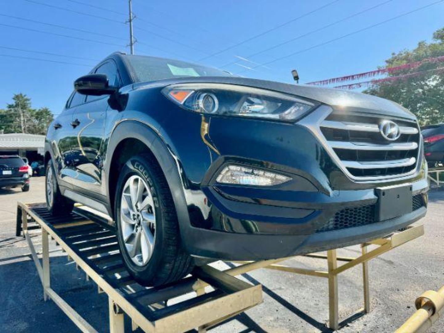 2017 BLACK Hyundai Tucson SE (KM8J33A40HU) with an 2.0L L4 DOHC 16V engine, 6-Speed Automatic transmission, located at 2715 W Pioneer Pkwy, Arlington, TX, 76013, (817) 265-9009, 32.710262, -97.153236 - Photo#4