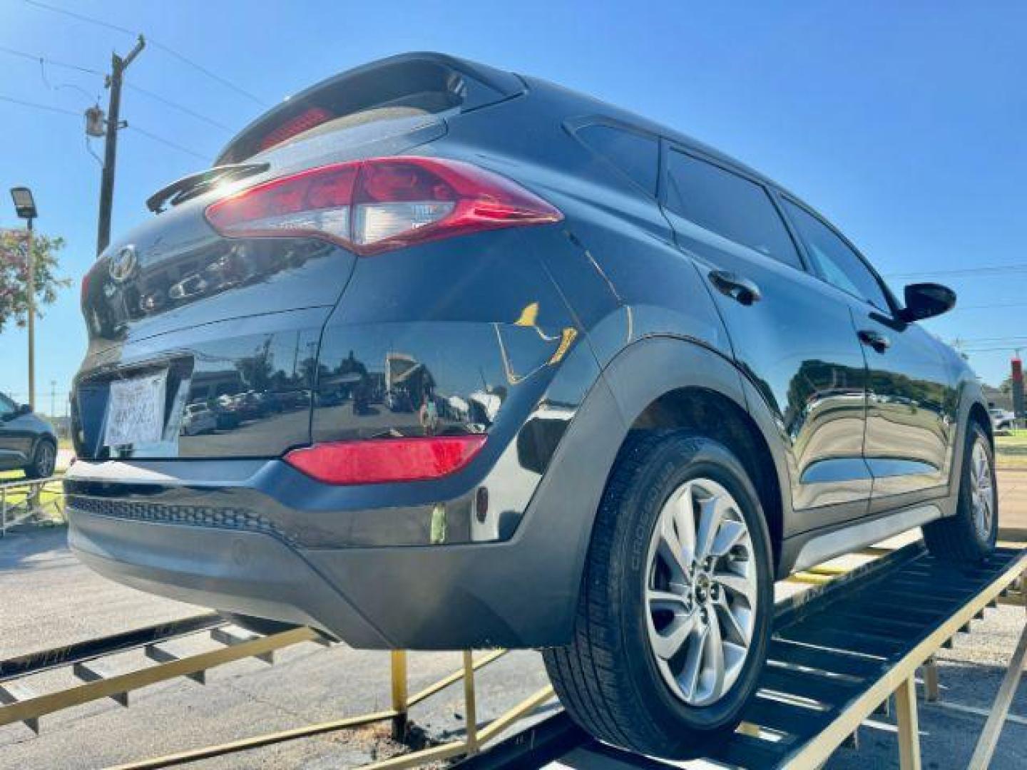 2017 BLACK Hyundai Tucson SE (KM8J33A40HU) with an 2.0L L4 DOHC 16V engine, 6-Speed Automatic transmission, located at 2715 W Pioneer Pkwy, Arlington, TX, 76013, (817) 265-9009, 32.710262, -97.153236 - Photo#5