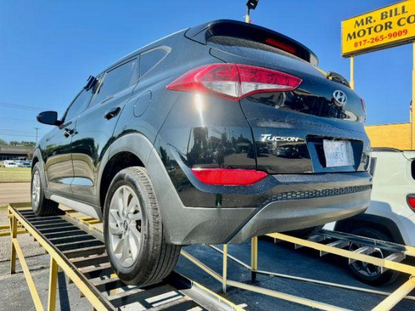 2017 BLACK Hyundai Tucson SE (KM8J33A40HU) with an 2.0L L4 DOHC 16V engine, 6-Speed Automatic transmission, located at 2715 W Pioneer Pkwy, Arlington, TX, 76013, (817) 265-9009, 32.710262, -97.153236 - Photo#7