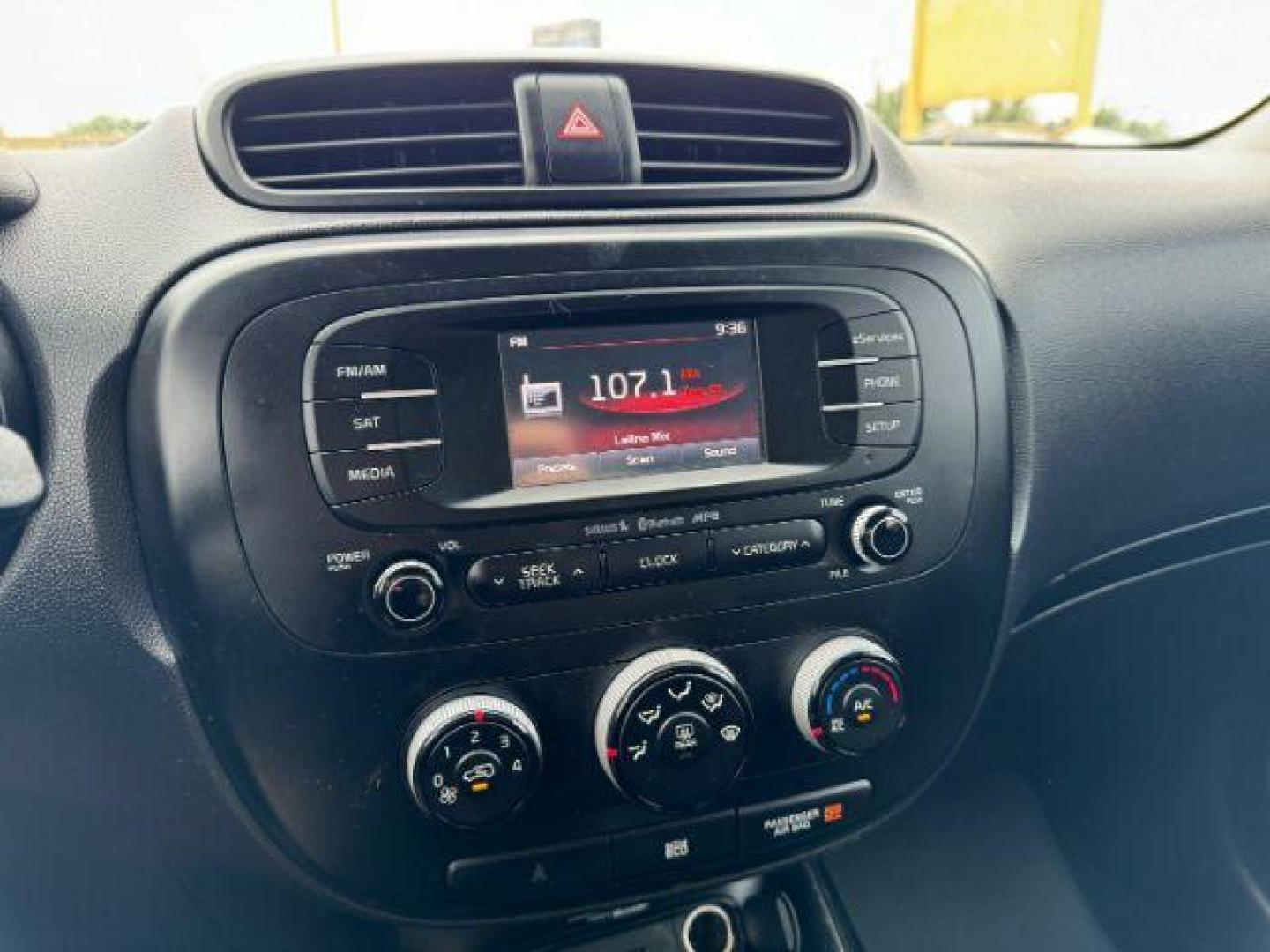 2015 SILVER Kia Soul Base (KNDJN2A2XF7) with an 1.6L L4 DOHC 16V engine, located at 2715 W Pioneer Pkwy, Arlington, TX, 76013, (817) 265-9009, 32.710262, -97.153236 - Photo#16