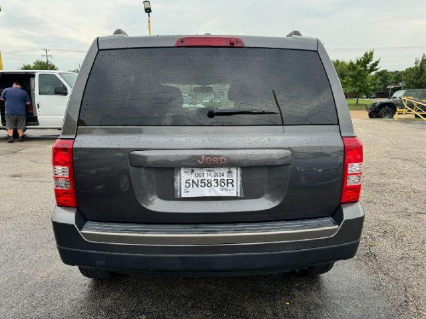 2017 GRAY Jeep Patriot Sport 2WD (1C4NJPBB7HD) with an 2.4L L4 DOHC 16V engine, located at 2715 W Pioneer Pkwy, Arlington, TX, 76013, (817) 265-9009, 32.710262, -97.153236 - Photo#9