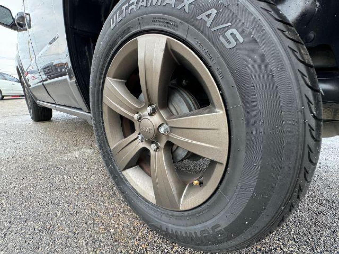2017 GRAY Jeep Patriot Sport 2WD (1C4NJPBB7HD) with an 2.4L L4 DOHC 16V engine, located at 2715 W Pioneer Pkwy, Arlington, TX, 76013, (817) 265-9009, 32.710262, -97.153236 - Photo#11