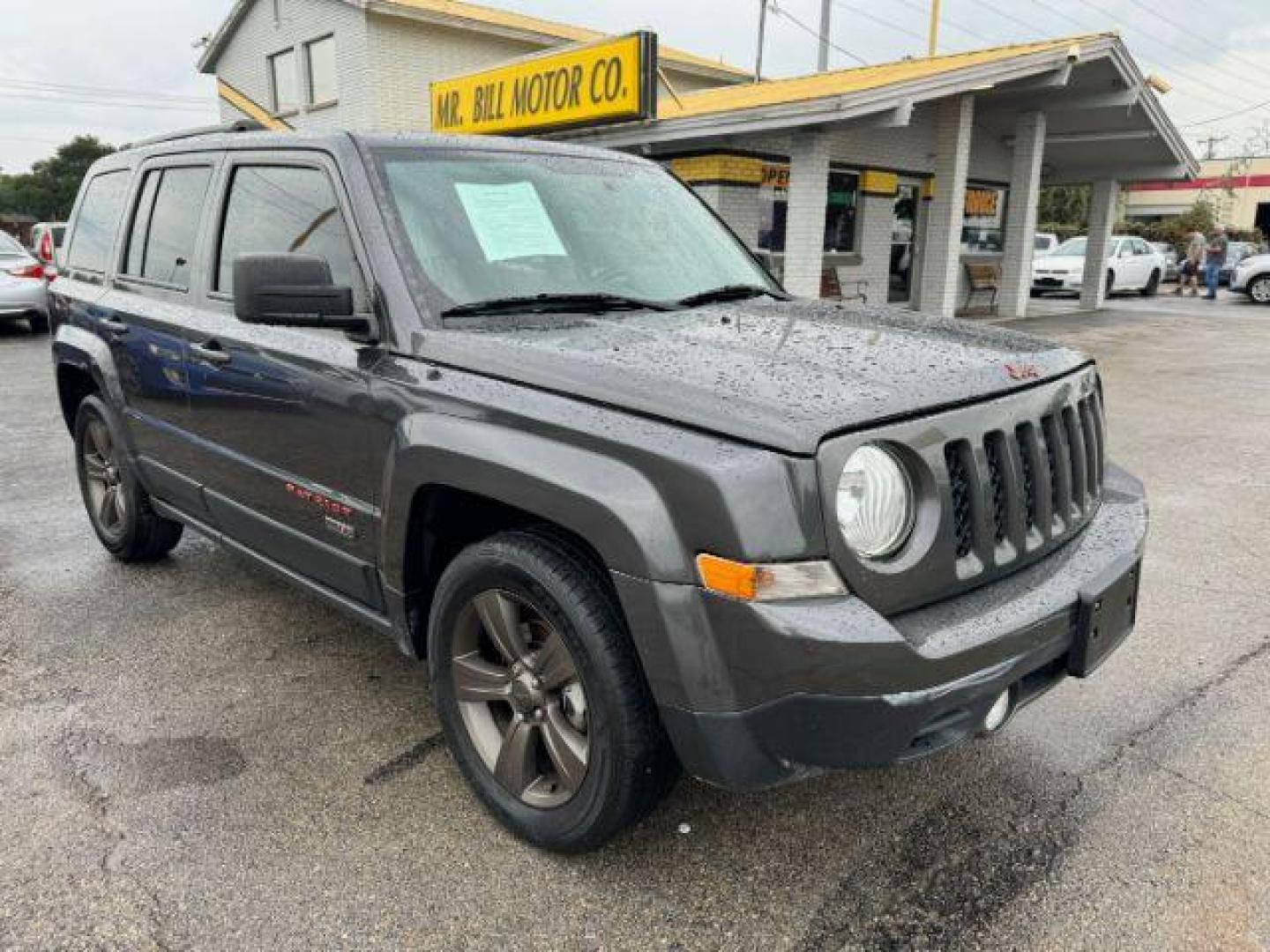 2017 GRAY Jeep Patriot Sport 2WD (1C4NJPBB7HD) with an 2.4L L4 DOHC 16V engine, located at 2715 W Pioneer Pkwy, Arlington, TX, 76013, (817) 265-9009, 32.710262, -97.153236 - Photo#5