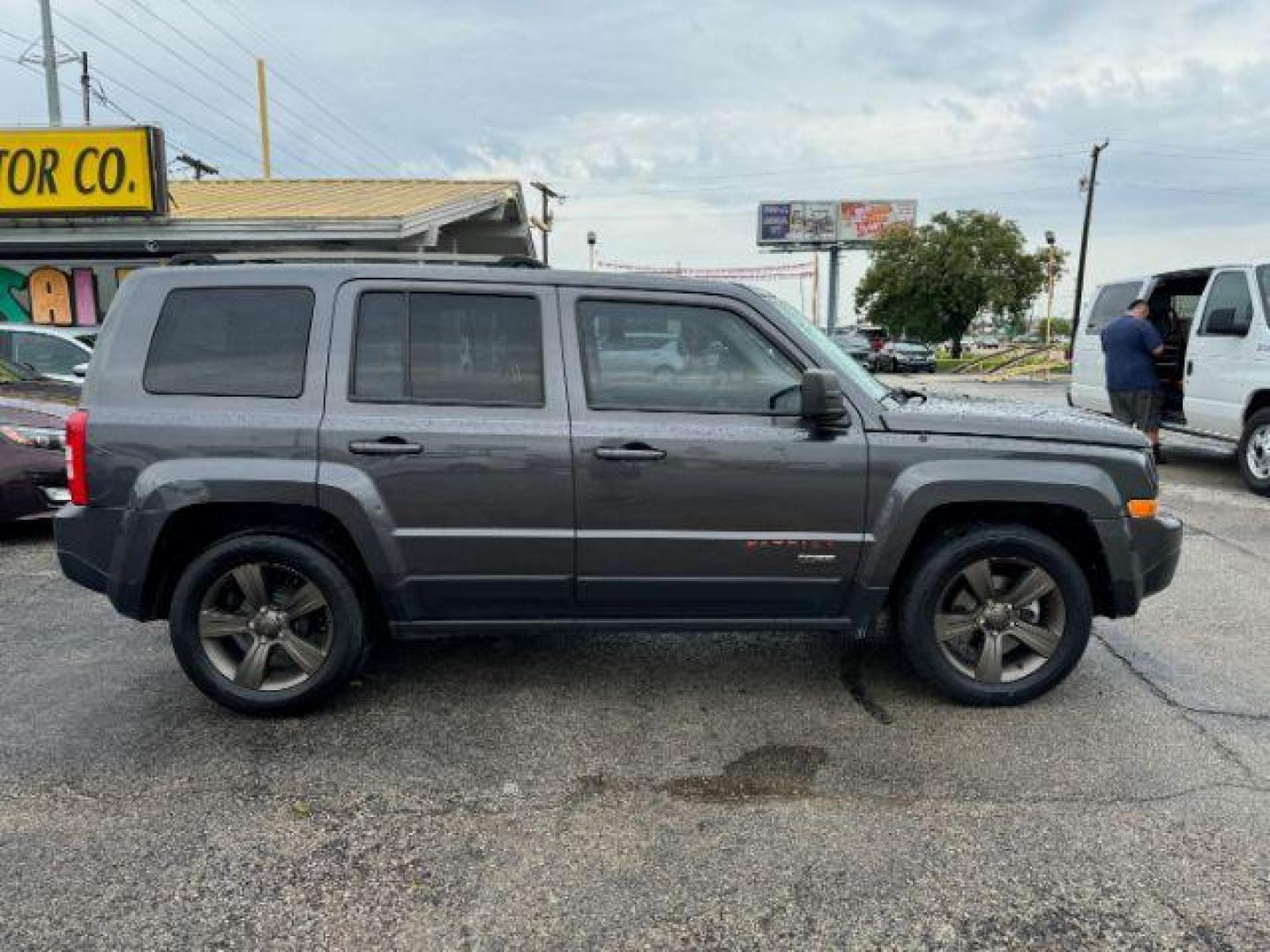 2017 GRAY Jeep Patriot Sport 2WD (1C4NJPBB7HD) with an 2.4L L4 DOHC 16V engine, located at 2715 W Pioneer Pkwy, Arlington, TX, 76013, (817) 265-9009, 32.710262, -97.153236 - Photo#7