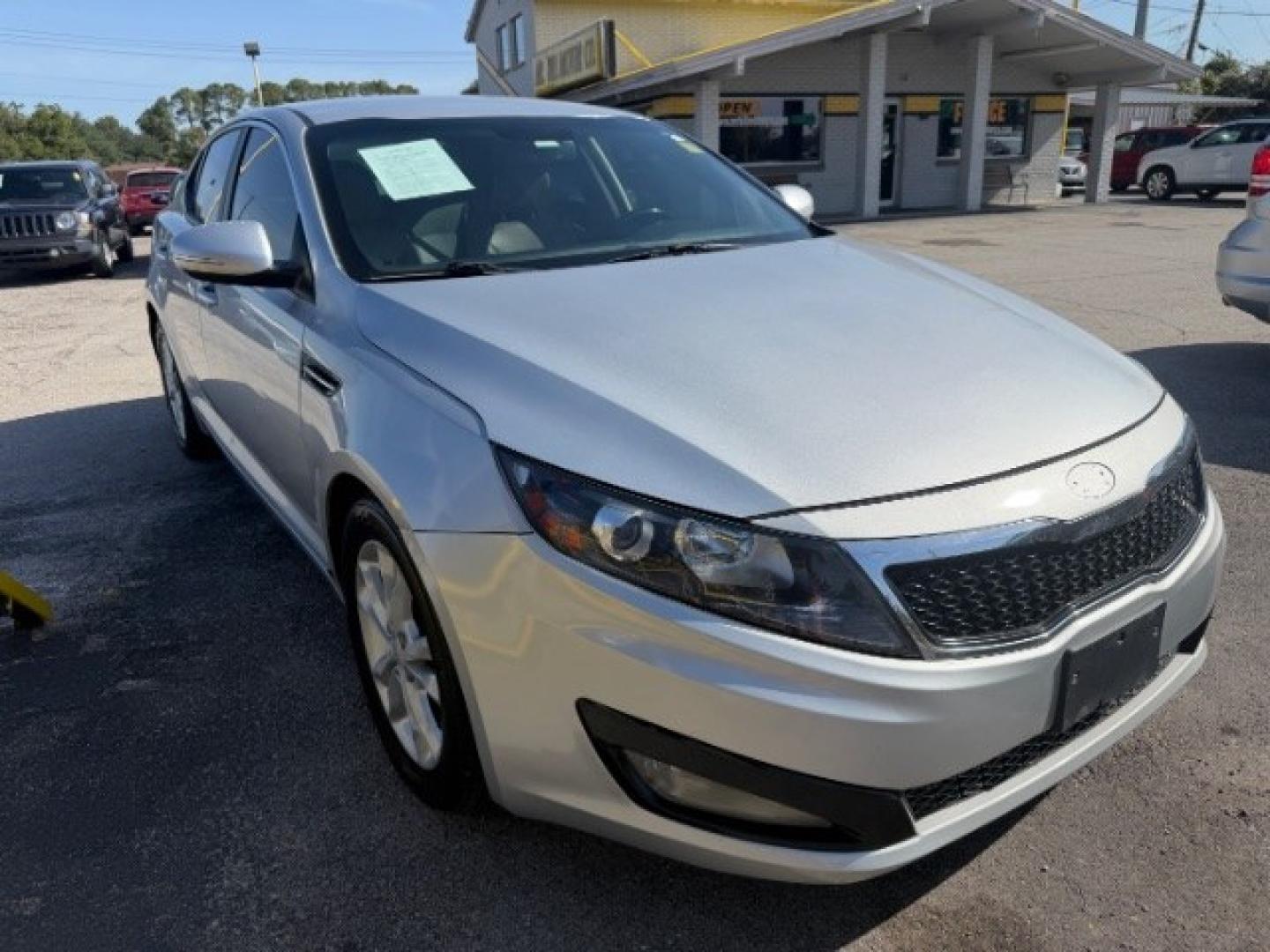 2013 SILVER Kia Optima EX (5XXGN4A76DG) with an 2.4L L4 DOHC 16V engine, 6-Speed Automatic transmission, located at 2715 W Pioneer Pkwy, Arlington, TX, 76013, (817) 265-9009, 32.710262, -97.153236- Photo#4