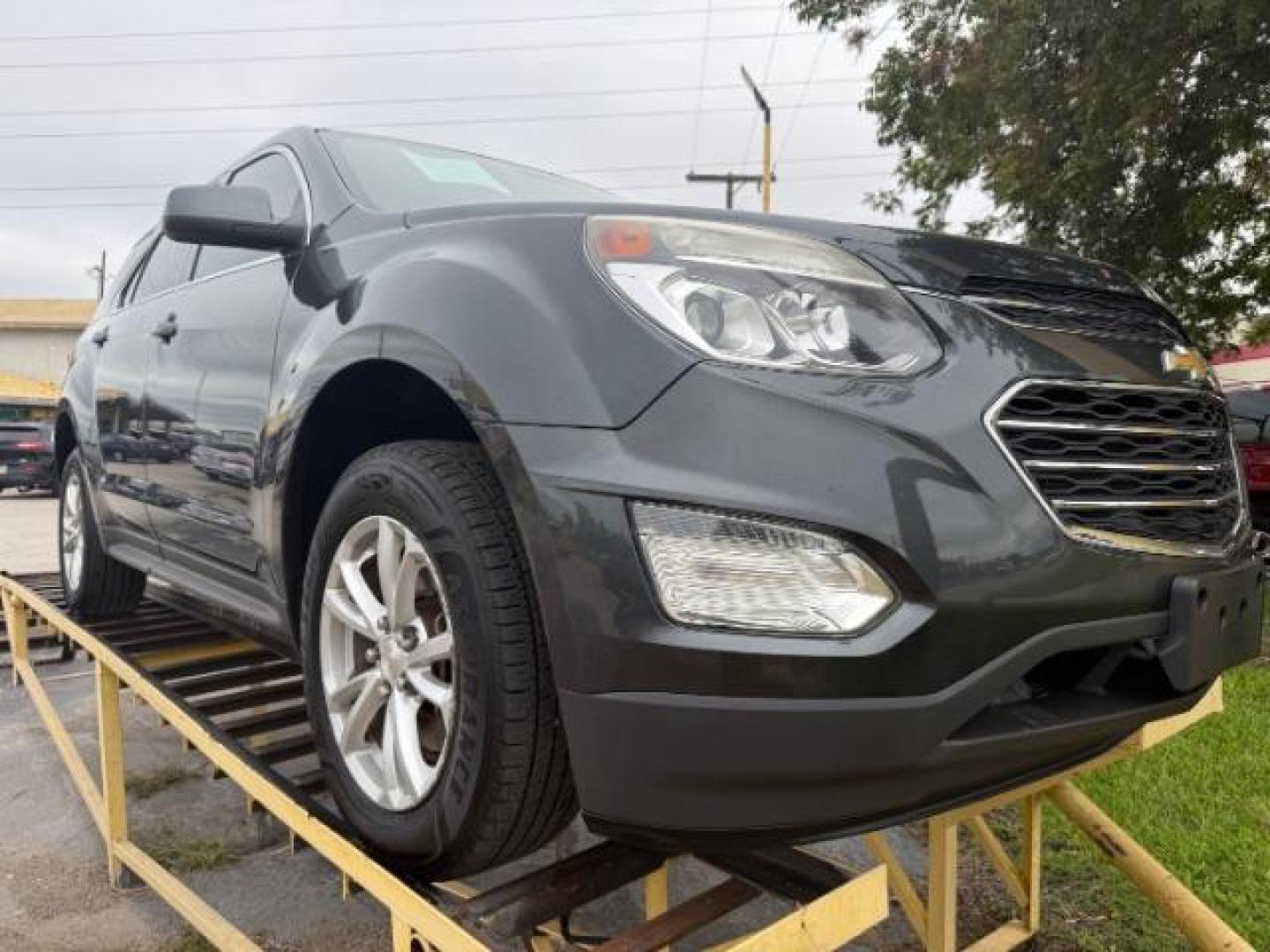 2017 GRAY Chevrolet Equinox LT 2WD (2GNALCEK1H1) with an 2.4L L4 DOHC 16V FFV engine, 6-Speed Automatic transmission, located at 2715 W Pioneer Pkwy, Arlington, TX, 76013, (817) 265-9009, 32.710262, -97.153236 - Photo#3