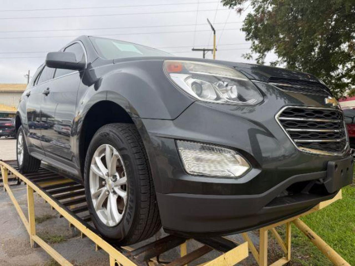 2017 GRAY Chevrolet Equinox LT 2WD (2GNALCEK1H1) with an 2.4L L4 DOHC 16V FFV engine, 6-Speed Automatic transmission, located at 2715 W Pioneer Pkwy, Arlington, TX, 76013, (817) 265-9009, 32.710262, -97.153236 - Photo#3
