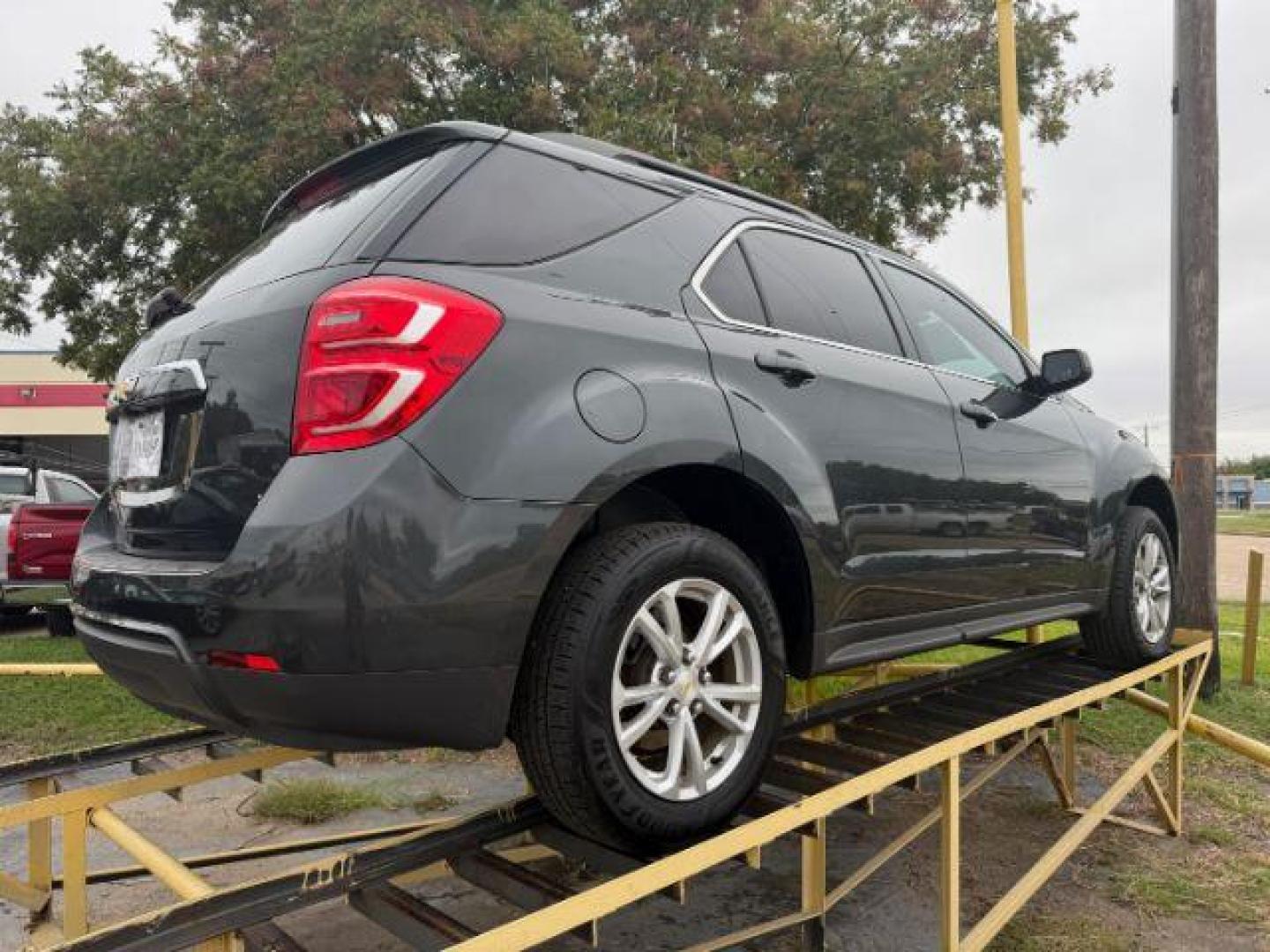 2017 GRAY Chevrolet Equinox LT 2WD (2GNALCEK1H1) with an 2.4L L4 DOHC 16V FFV engine, 6-Speed Automatic transmission, located at 2715 W Pioneer Pkwy, Arlington, TX, 76013, (817) 265-9009, 32.710262, -97.153236 - Photo#4