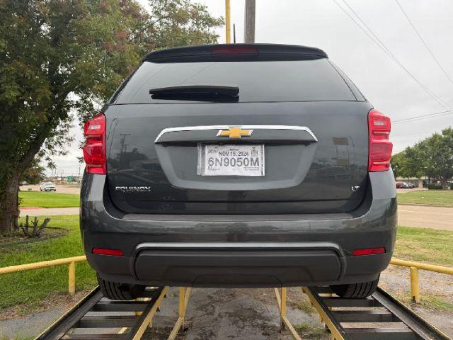 2017 GRAY Chevrolet Equinox LT 2WD (2GNALCEK1H1) with an 2.4L L4 DOHC 16V FFV engine, 6-Speed Automatic transmission, located at 2715 W Pioneer Pkwy, Arlington, TX, 76013, (817) 265-9009, 32.710262, -97.153236 - Photo#5
