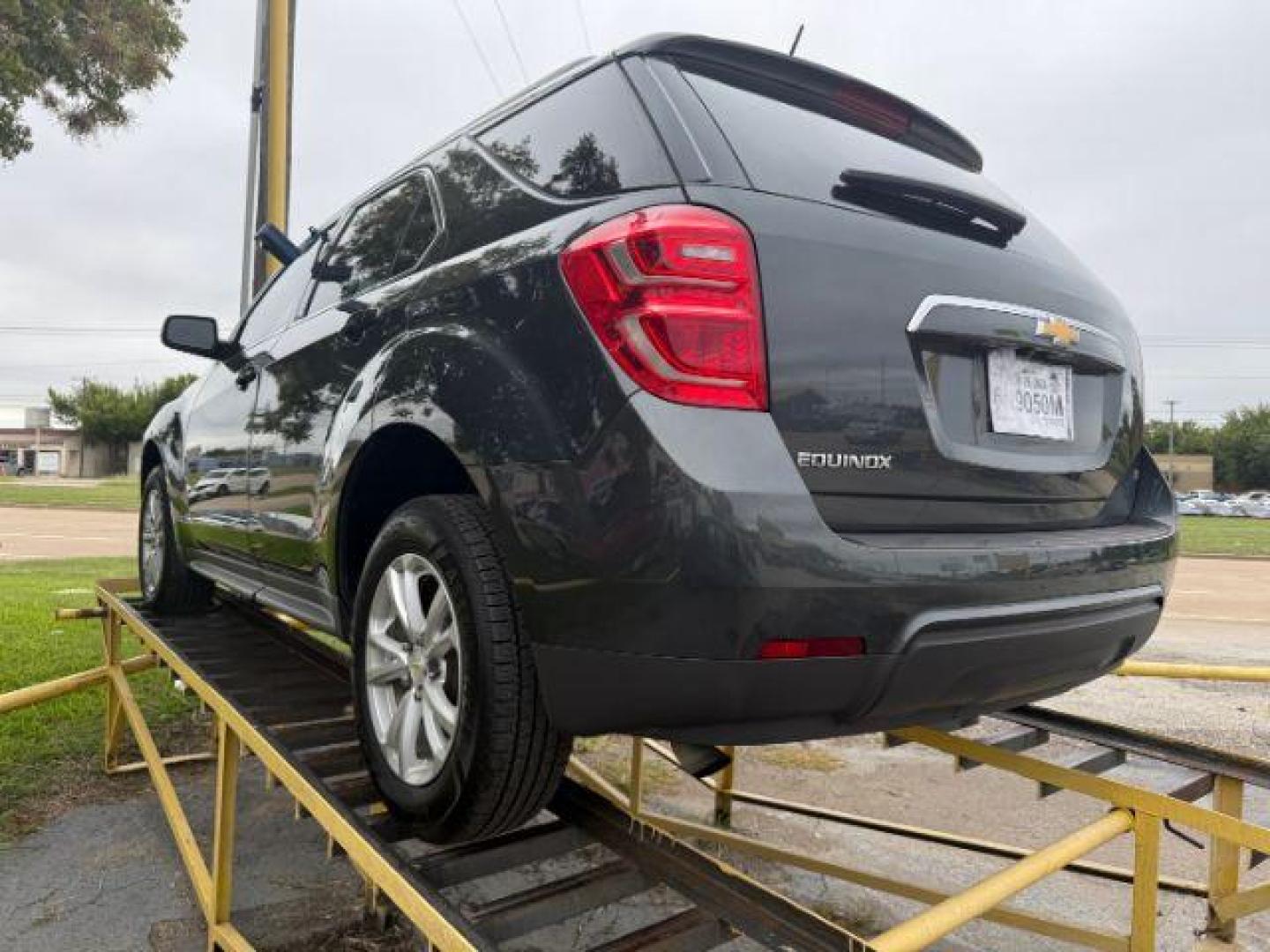 2017 GRAY Chevrolet Equinox LT 2WD (2GNALCEK1H1) with an 2.4L L4 DOHC 16V FFV engine, 6-Speed Automatic transmission, located at 2715 W Pioneer Pkwy, Arlington, TX, 76013, (817) 265-9009, 32.710262, -97.153236 - Photo#6