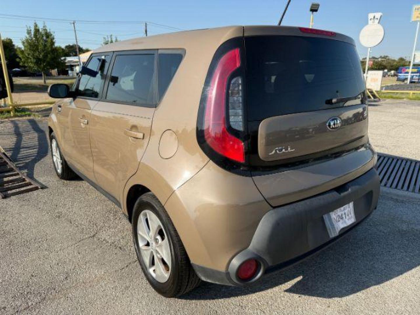 2016 BROWN Kia Soul Base 6A (KNDJN2A29G7) with an 1.6L L4 DOHC 16V engine, 6-Speed Automatic transmission, located at 2715 W Pioneer Pkwy, Arlington, TX, 76013, (817) 265-9009, 32.710262, -97.153236 - Photo#8