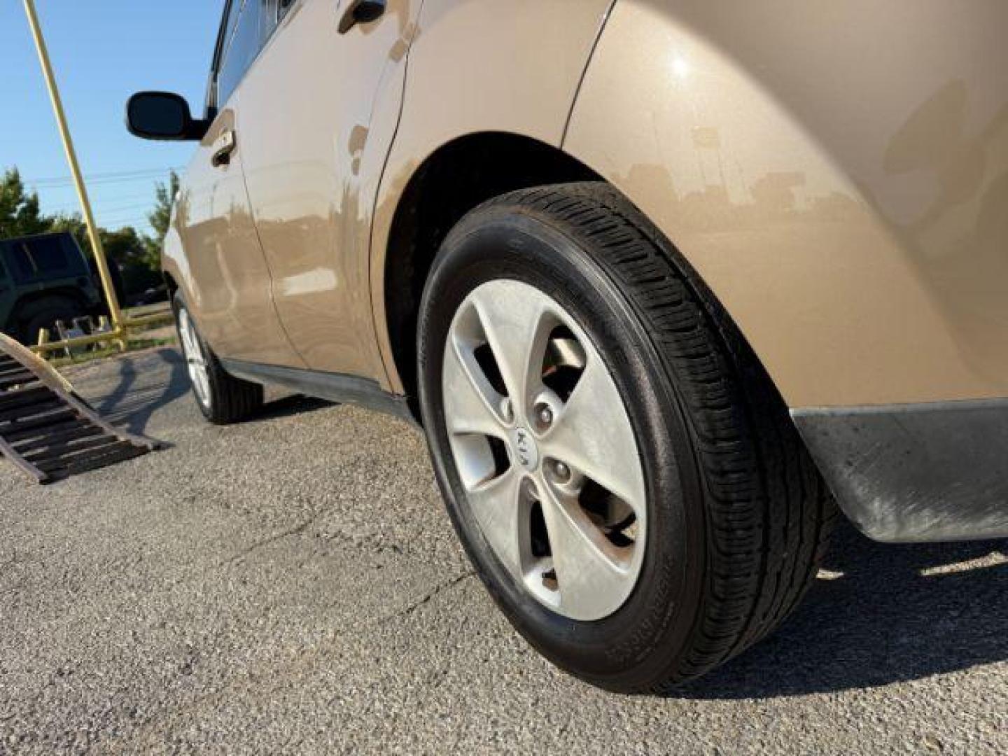 2016 BROWN Kia Soul Base 6A (KNDJN2A29G7) with an 1.6L L4 DOHC 16V engine, 6-Speed Automatic transmission, located at 2715 W Pioneer Pkwy, Arlington, TX, 76013, (817) 265-9009, 32.710262, -97.153236 - Photo#9