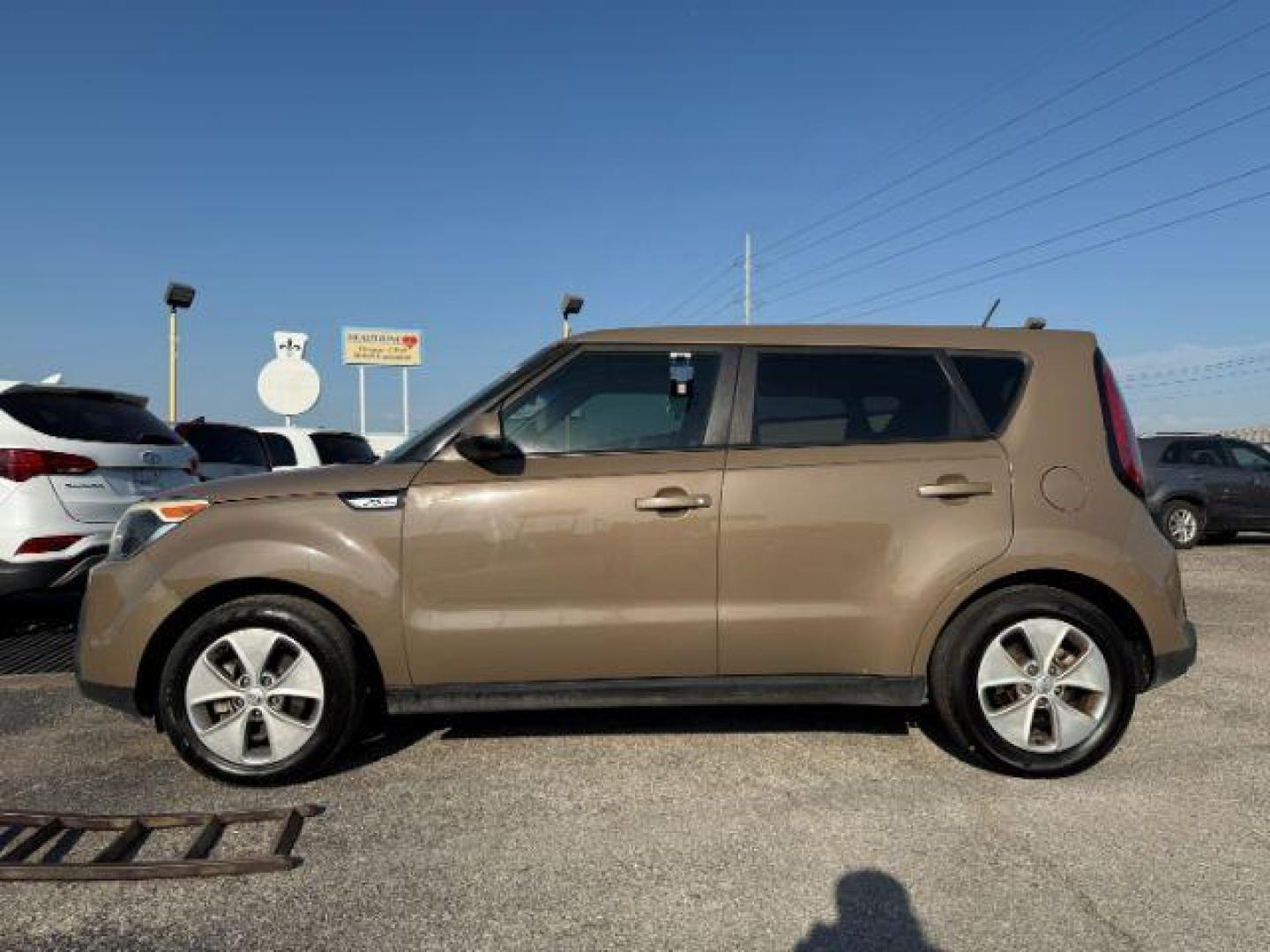 2016 BROWN Kia Soul Base 6A (KNDJN2A29G7) with an 1.6L L4 DOHC 16V engine, 6-Speed Automatic transmission, located at 2715 W Pioneer Pkwy, Arlington, TX, 76013, (817) 265-9009, 32.710262, -97.153236 - Photo#2