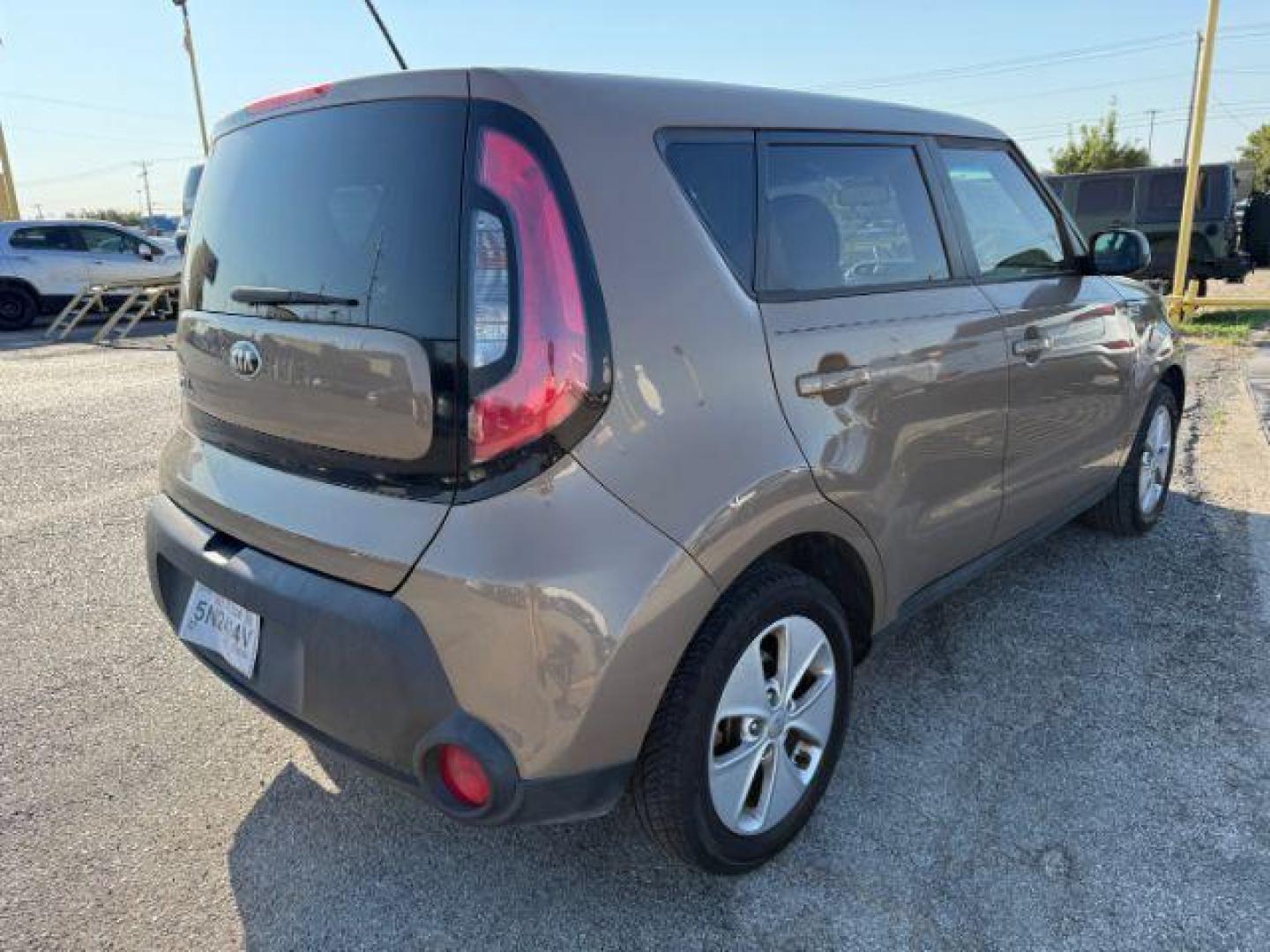 2016 BROWN Kia Soul Base 6A (KNDJN2A29G7) with an 1.6L L4 DOHC 16V engine, 6-Speed Automatic transmission, located at 2715 W Pioneer Pkwy, Arlington, TX, 76013, (817) 265-9009, 32.710262, -97.153236 - Photo#6