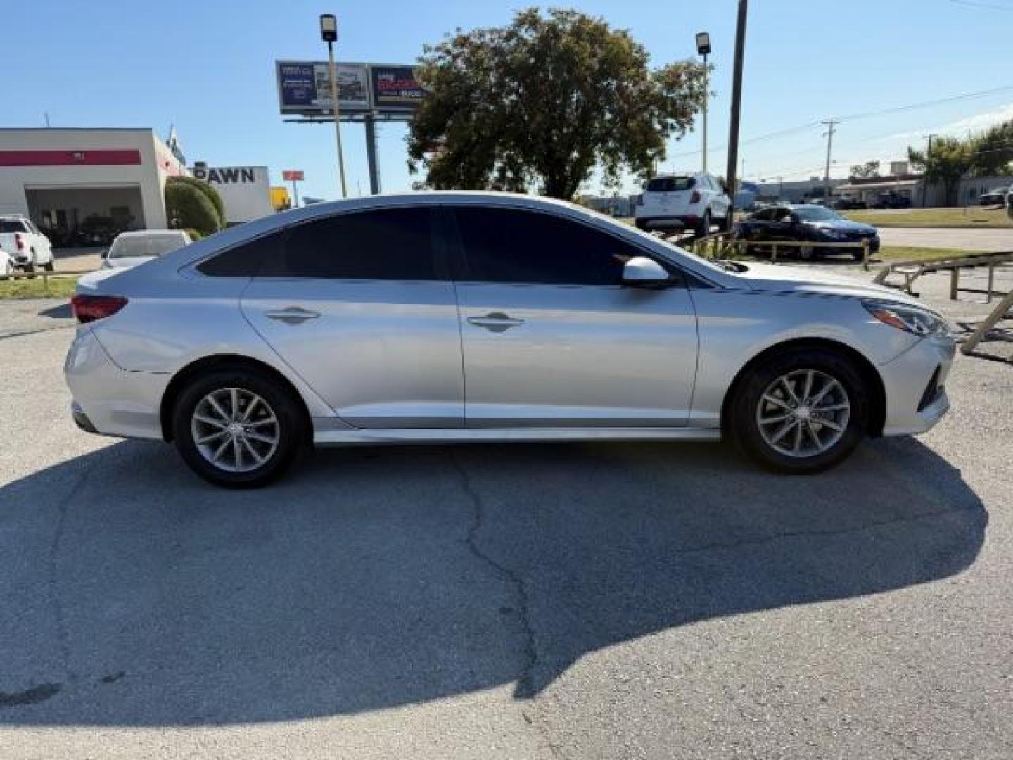 2018 SILVER Hyundai Sonata SE (5NPE24AF8JH) with an 2.4L L4 DOHC 16V engine, 7-Speed Automatic transmission, located at 2715 W Pioneer Pkwy, Arlington, TX, 76013, (817) 265-9009, 32.710262, -97.153236 - Photo#4