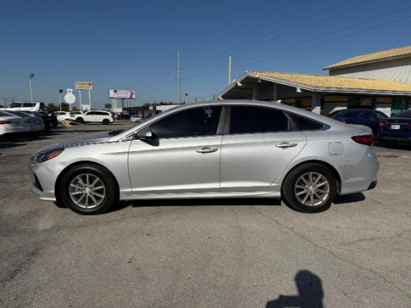 2018 SILVER Hyundai Sonata SE (5NPE24AF8JH) with an 2.4L L4 DOHC 16V engine, 7-Speed Automatic transmission, located at 2715 W Pioneer Pkwy, Arlington, TX, 76013, (817) 265-9009, 32.710262, -97.153236 - Photo#19