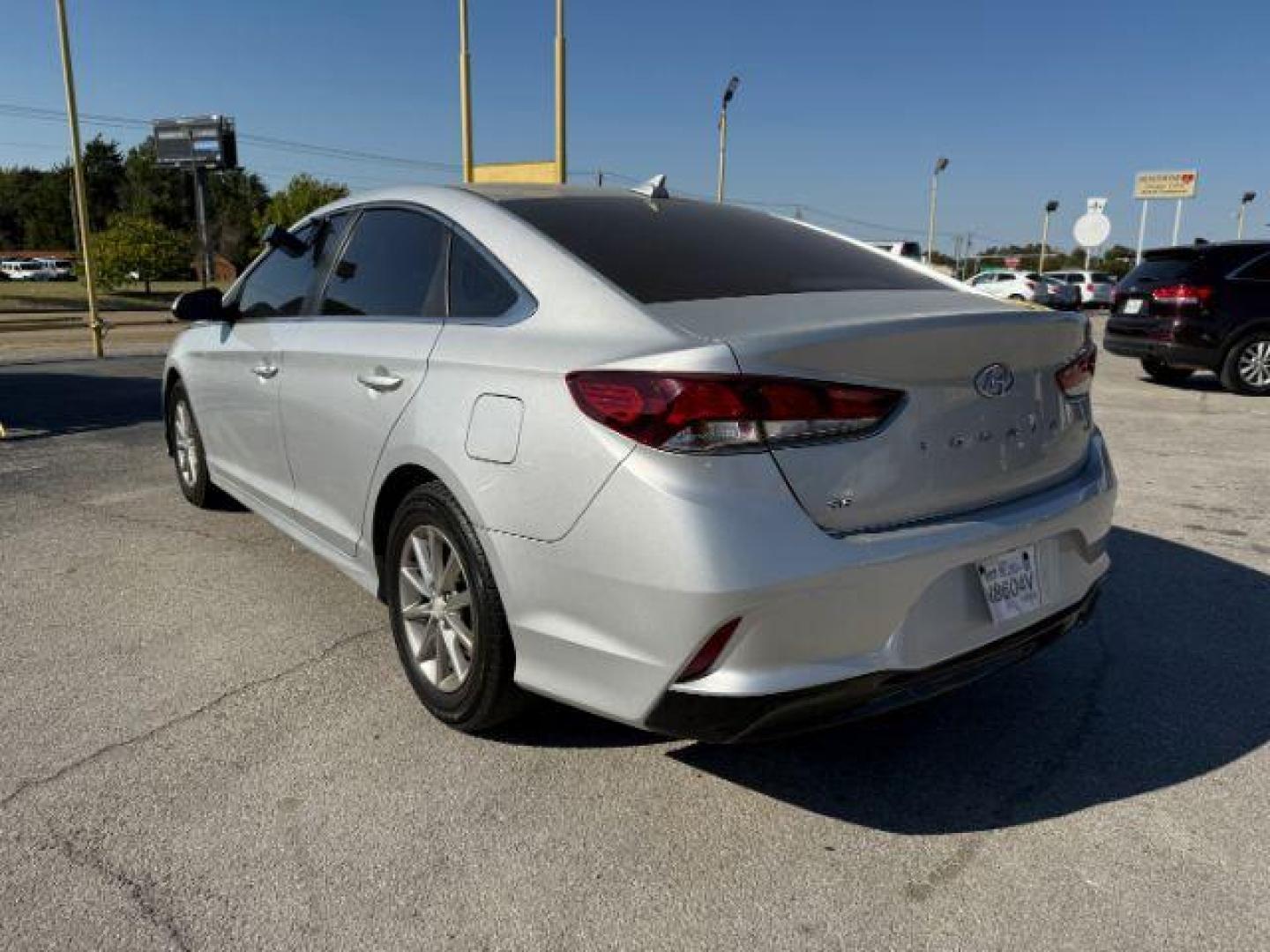 2018 SILVER Hyundai Sonata SE (5NPE24AF8JH) with an 2.4L L4 DOHC 16V engine, 7-Speed Automatic transmission, located at 2715 W Pioneer Pkwy, Arlington, TX, 76013, (817) 265-9009, 32.710262, -97.153236 - Photo#9
