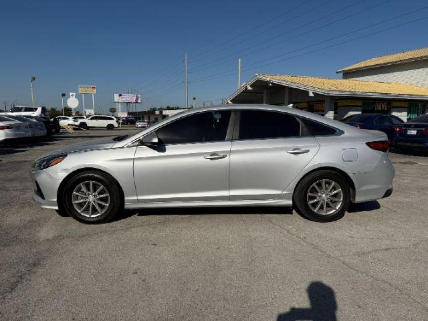 2018 SILVER Hyundai Sonata SE (5NPE24AF8JH) with an 2.4L L4 DOHC 16V engine, 7-Speed Automatic transmission, located at 2715 W Pioneer Pkwy, Arlington, TX, 76013, (817) 265-9009, 32.710262, -97.153236 - Photo#2