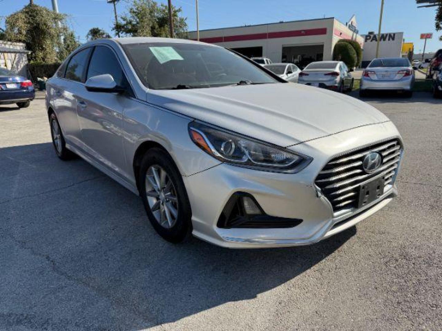 2018 SILVER Hyundai Sonata SE (5NPE24AF8JH) with an 2.4L L4 DOHC 16V engine, 7-Speed Automatic transmission, located at 2715 W Pioneer Pkwy, Arlington, TX, 76013, (817) 265-9009, 32.710262, -97.153236 - Photo#5