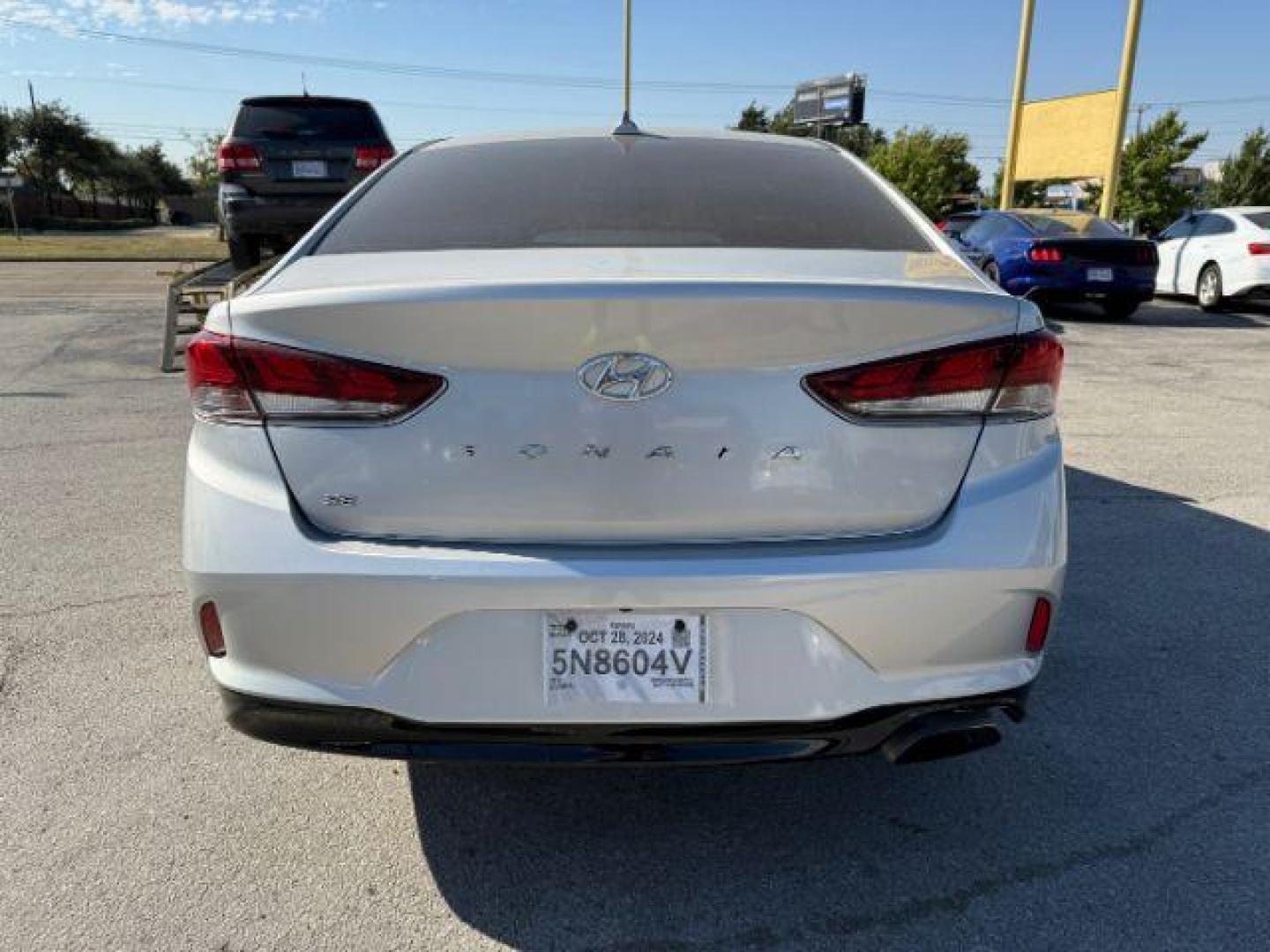 2018 SILVER Hyundai Sonata SE (5NPE24AF8JH) with an 2.4L L4 DOHC 16V engine, 7-Speed Automatic transmission, located at 2715 W Pioneer Pkwy, Arlington, TX, 76013, (817) 265-9009, 32.710262, -97.153236 - Photo#8