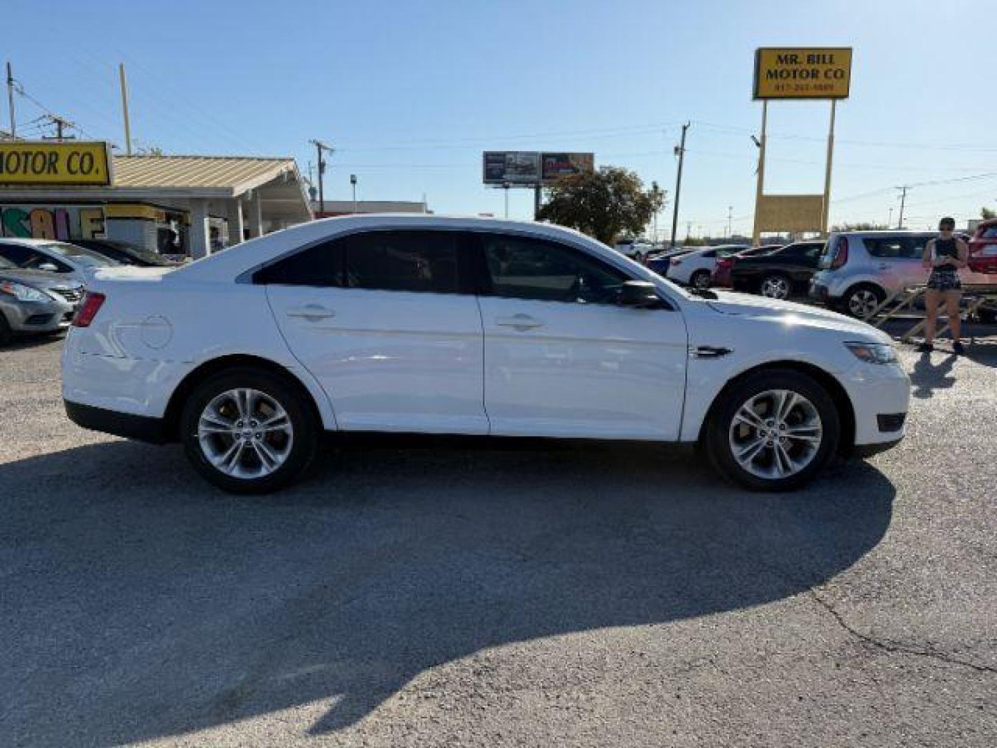 2016 WHITE Ford Taurus SE FWD (1FAHP2D88GG) with an 3.5L V6 DOHC 24V engine, 6-Speed Automatic transmission, located at 2715 W Pioneer Pkwy, Arlington, TX, 76013, (817) 265-9009, 32.710262, -97.153236 - Photo#6