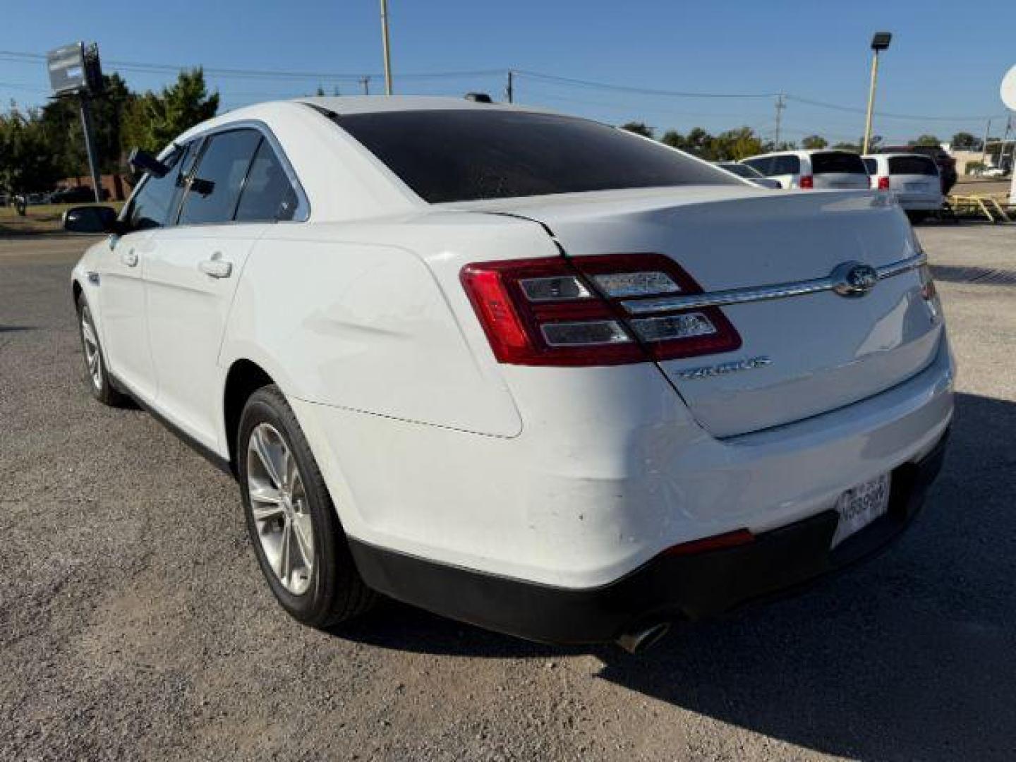 2016 WHITE Ford Taurus SE FWD (1FAHP2D88GG) with an 3.5L V6 DOHC 24V engine, 6-Speed Automatic transmission, located at 2715 W Pioneer Pkwy, Arlington, TX, 76013, (817) 265-9009, 32.710262, -97.153236 - Photo#9