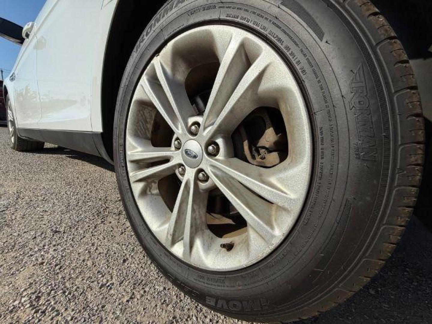 2016 WHITE Ford Taurus SE FWD (1FAHP2D88GG) with an 3.5L V6 DOHC 24V engine, 6-Speed Automatic transmission, located at 2715 W Pioneer Pkwy, Arlington, TX, 76013, (817) 265-9009, 32.710262, -97.153236 - Photo#10