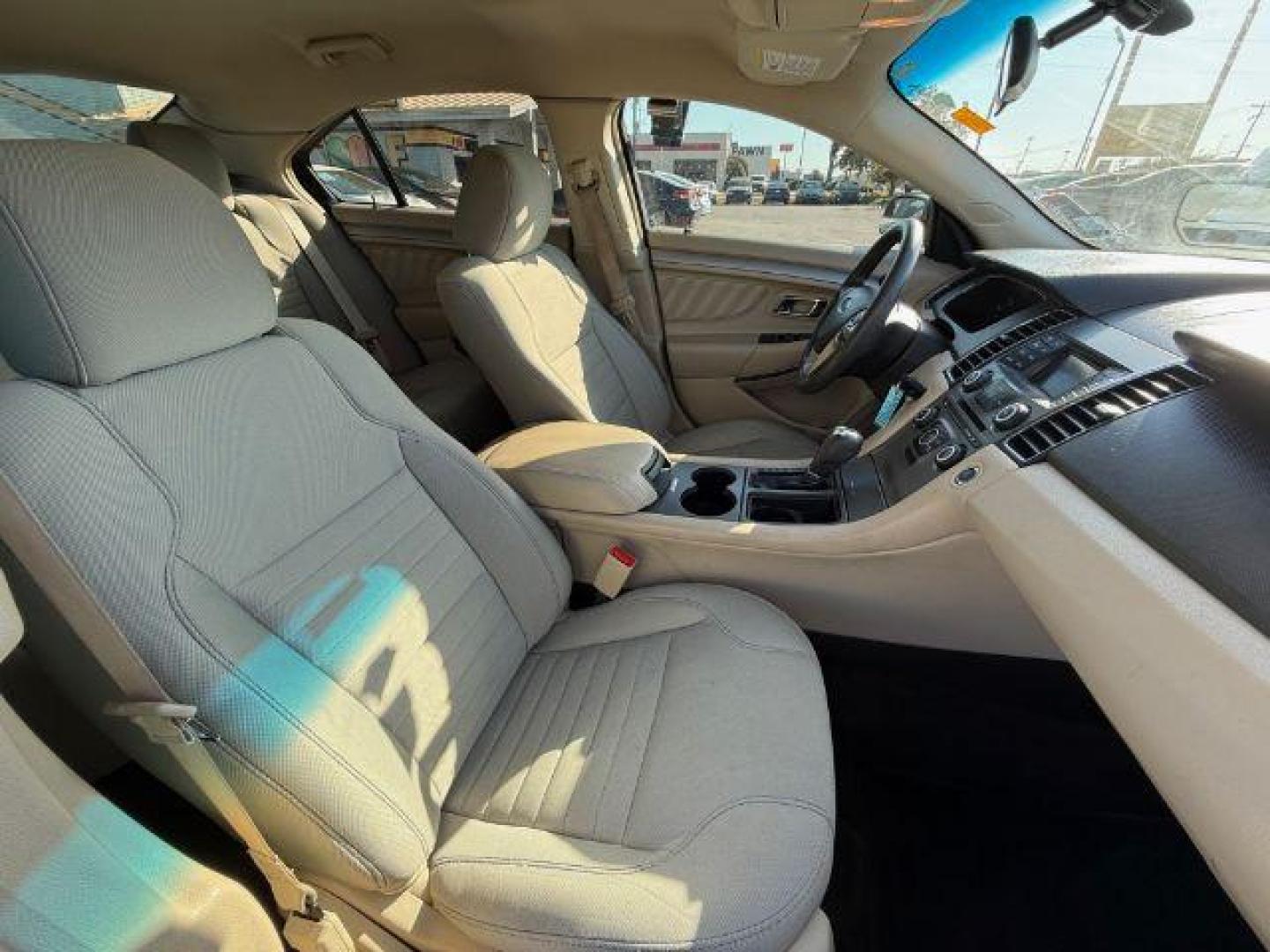 2016 WHITE Ford Taurus SE FWD (1FAHP2D88GG) with an 3.5L V6 DOHC 24V engine, 6-Speed Automatic transmission, located at 2715 W Pioneer Pkwy, Arlington, TX, 76013, (817) 265-9009, 32.710262, -97.153236 - Photo#11