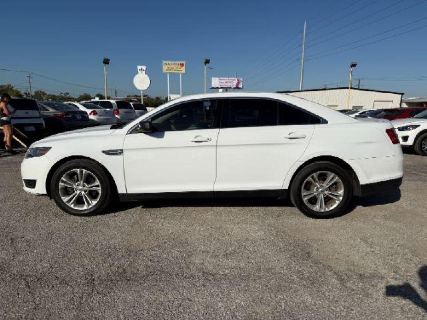2016 WHITE Ford Taurus SE FWD (1FAHP2D88GG) with an 3.5L V6 DOHC 24V engine, 6-Speed Automatic transmission, located at 2715 W Pioneer Pkwy, Arlington, TX, 76013, (817) 265-9009, 32.710262, -97.153236 - Photo#2