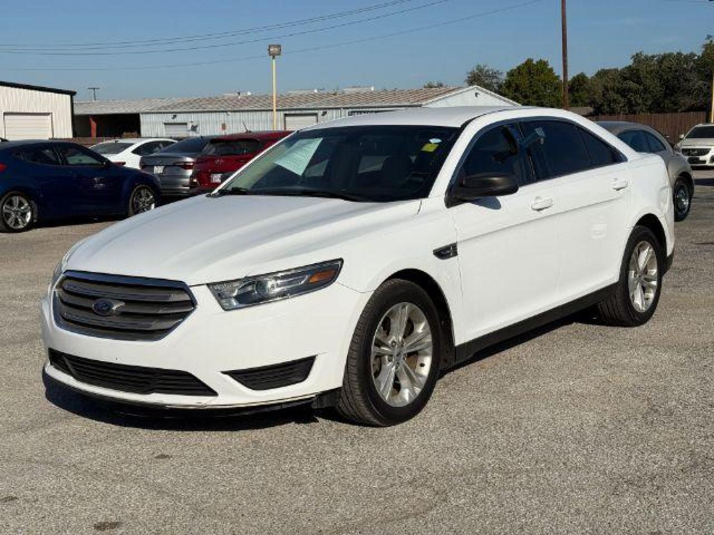 2016 WHITE Ford Taurus SE FWD (1FAHP2D88GG) with an 3.5L V6 DOHC 24V engine, 6-Speed Automatic transmission, located at 2715 W Pioneer Pkwy, Arlington, TX, 76013, (817) 265-9009, 32.710262, -97.153236 - Photo#3