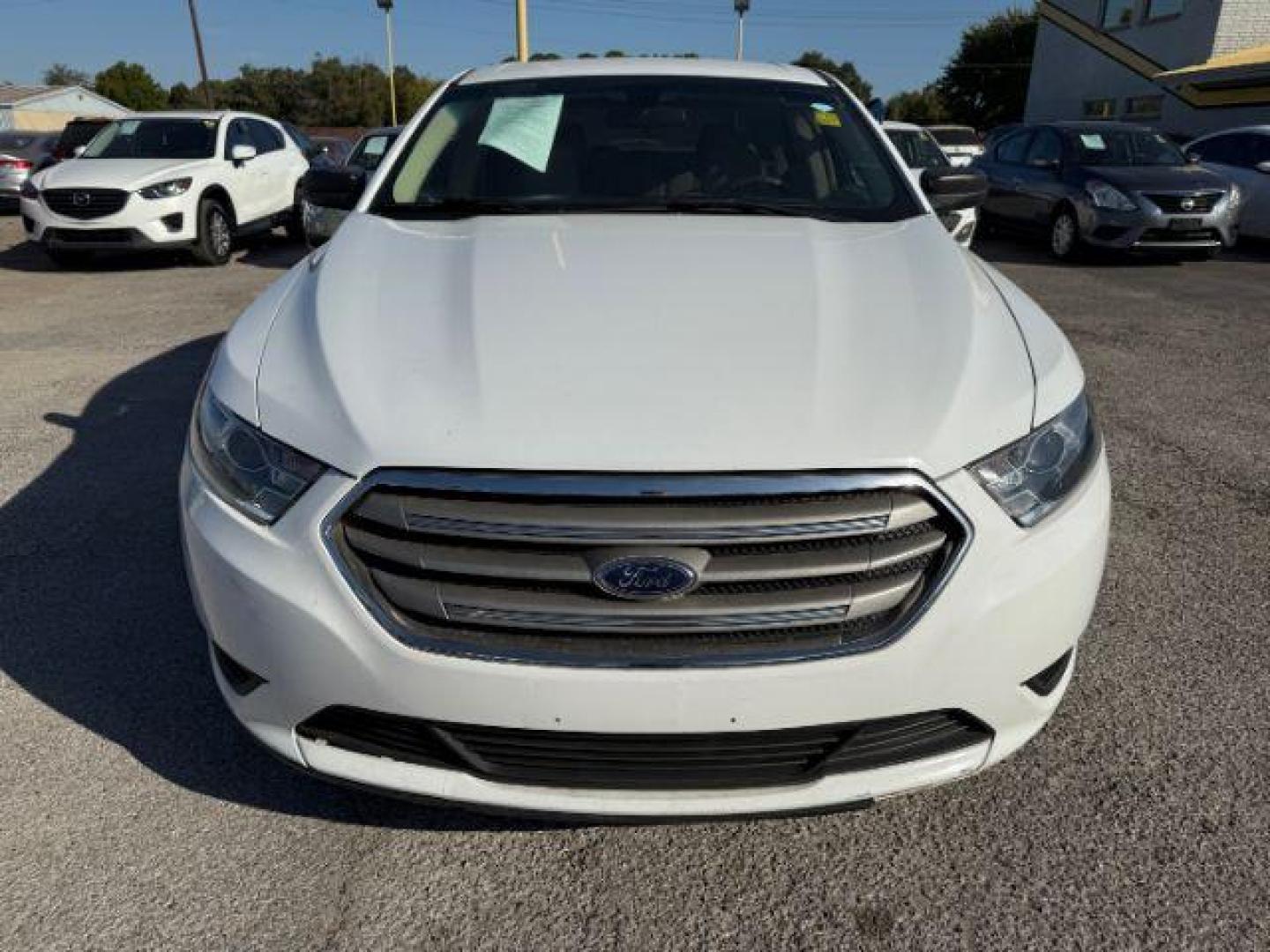 2016 WHITE Ford Taurus SE FWD (1FAHP2D88GG) with an 3.5L V6 DOHC 24V engine, 6-Speed Automatic transmission, located at 2715 W Pioneer Pkwy, Arlington, TX, 76013, (817) 265-9009, 32.710262, -97.153236 - Photo#4