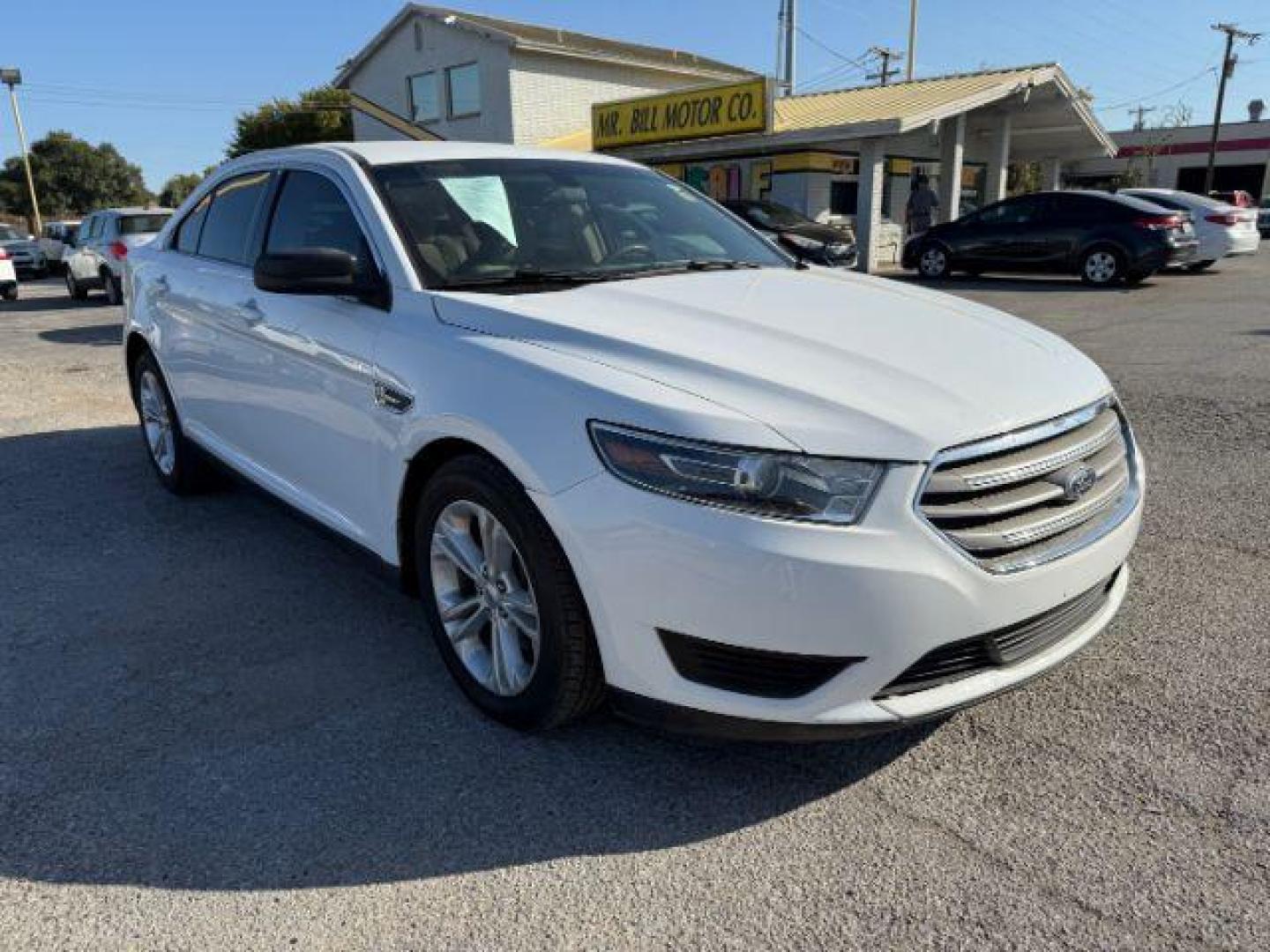 2016 WHITE Ford Taurus SE FWD (1FAHP2D88GG) with an 3.5L V6 DOHC 24V engine, 6-Speed Automatic transmission, located at 2715 W Pioneer Pkwy, Arlington, TX, 76013, (817) 265-9009, 32.710262, -97.153236 - Photo#5