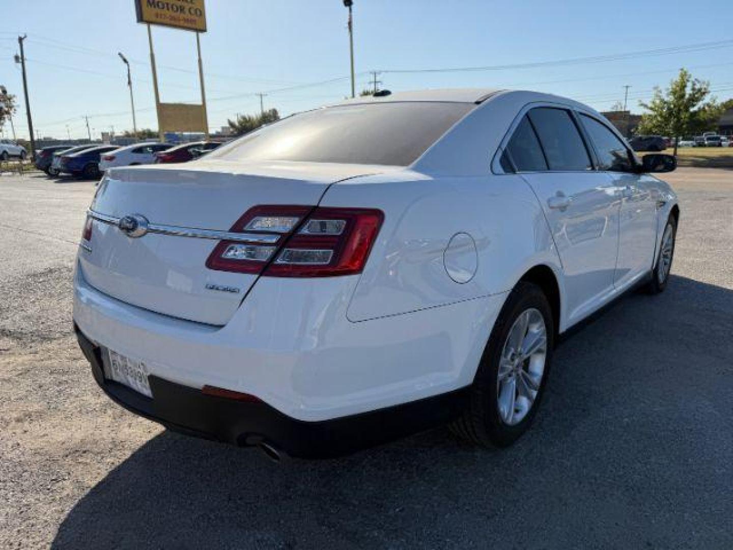 2016 WHITE Ford Taurus SE FWD (1FAHP2D88GG) with an 3.5L V6 DOHC 24V engine, 6-Speed Automatic transmission, located at 2715 W Pioneer Pkwy, Arlington, TX, 76013, (817) 265-9009, 32.710262, -97.153236 - Photo#7