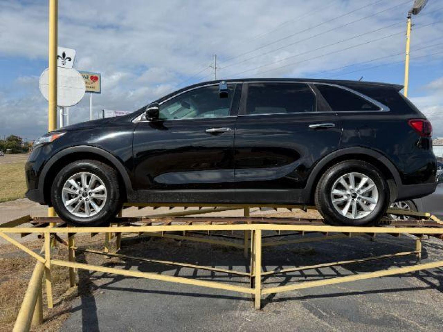 2019 BLACK Kia Sorento LX 2WD (5XYPG4A30KG) with an 2.4L L4 DOHC 16V engine, 6-Speed Automatic transmission, located at 2715 W Pioneer Pkwy, Arlington, TX, 76013, (817) 265-9009, 32.710262, -97.153236 - Photo#2