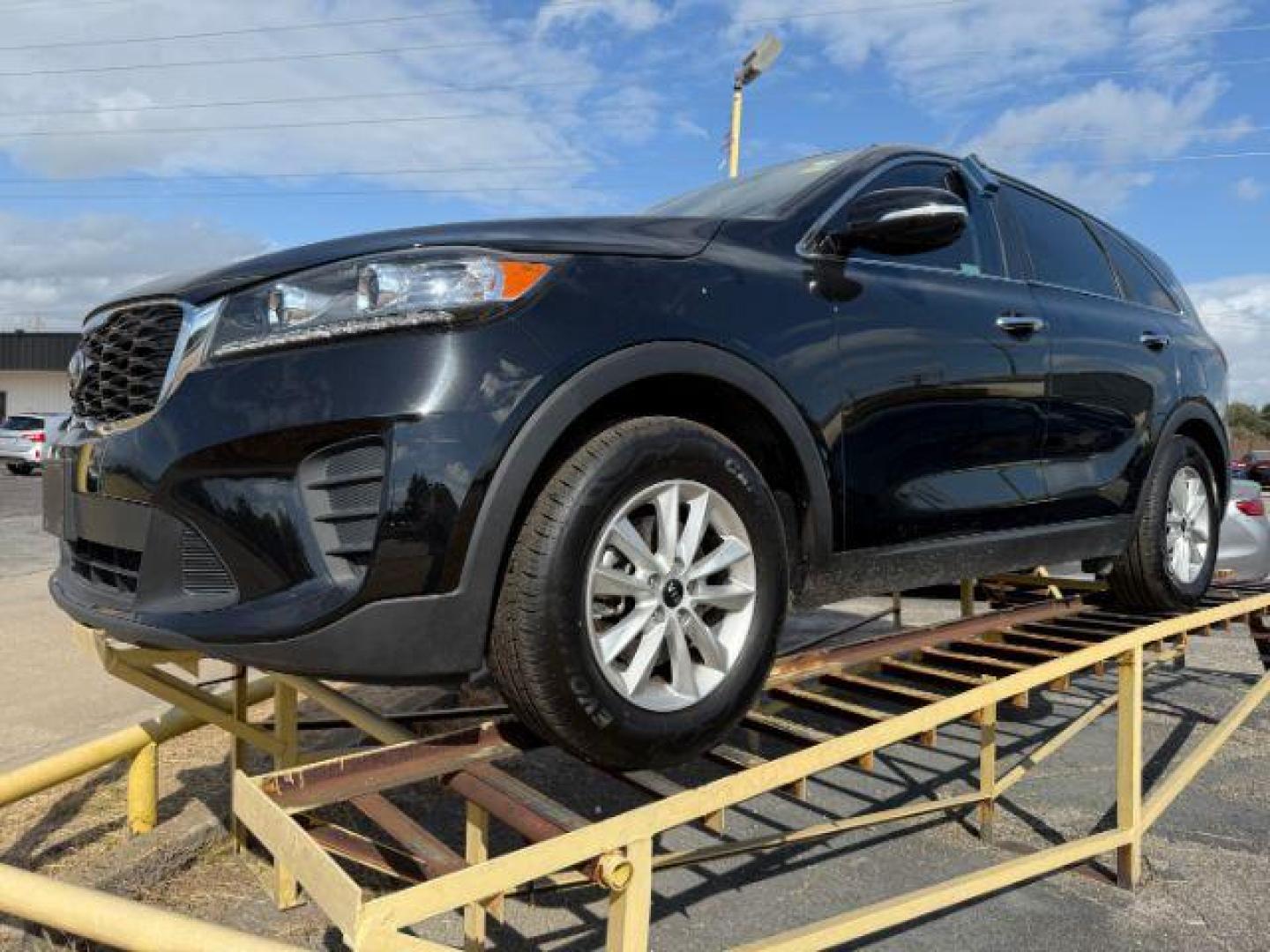 2019 BLACK Kia Sorento LX 2WD (5XYPG4A30KG) with an 2.4L L4 DOHC 16V engine, 6-Speed Automatic transmission, located at 2715 W Pioneer Pkwy, Arlington, TX, 76013, (817) 265-9009, 32.710262, -97.153236 - Photo#3
