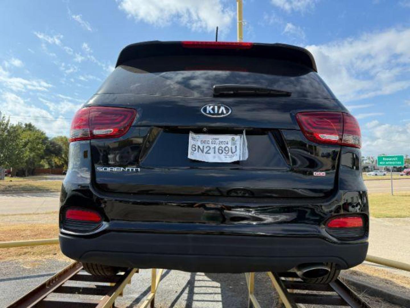 2019 BLACK Kia Sorento LX 2WD (5XYPG4A30KG) with an 2.4L L4 DOHC 16V engine, 6-Speed Automatic transmission, located at 2715 W Pioneer Pkwy, Arlington, TX, 76013, (817) 265-9009, 32.710262, -97.153236 - Photo#7