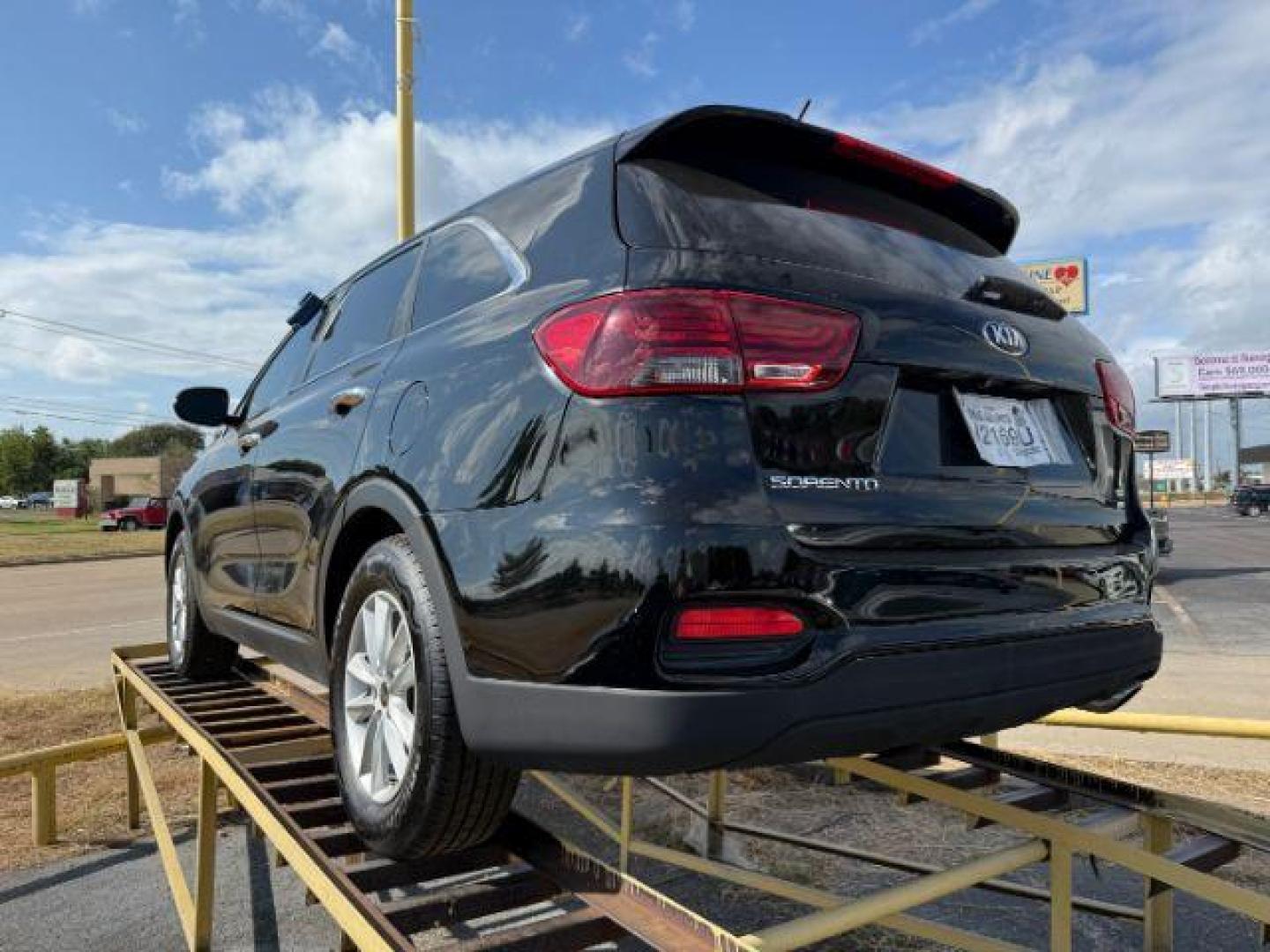 2019 BLACK Kia Sorento LX 2WD (5XYPG4A30KG) with an 2.4L L4 DOHC 16V engine, 6-Speed Automatic transmission, located at 2715 W Pioneer Pkwy, Arlington, TX, 76013, (817) 265-9009, 32.710262, -97.153236 - Photo#8