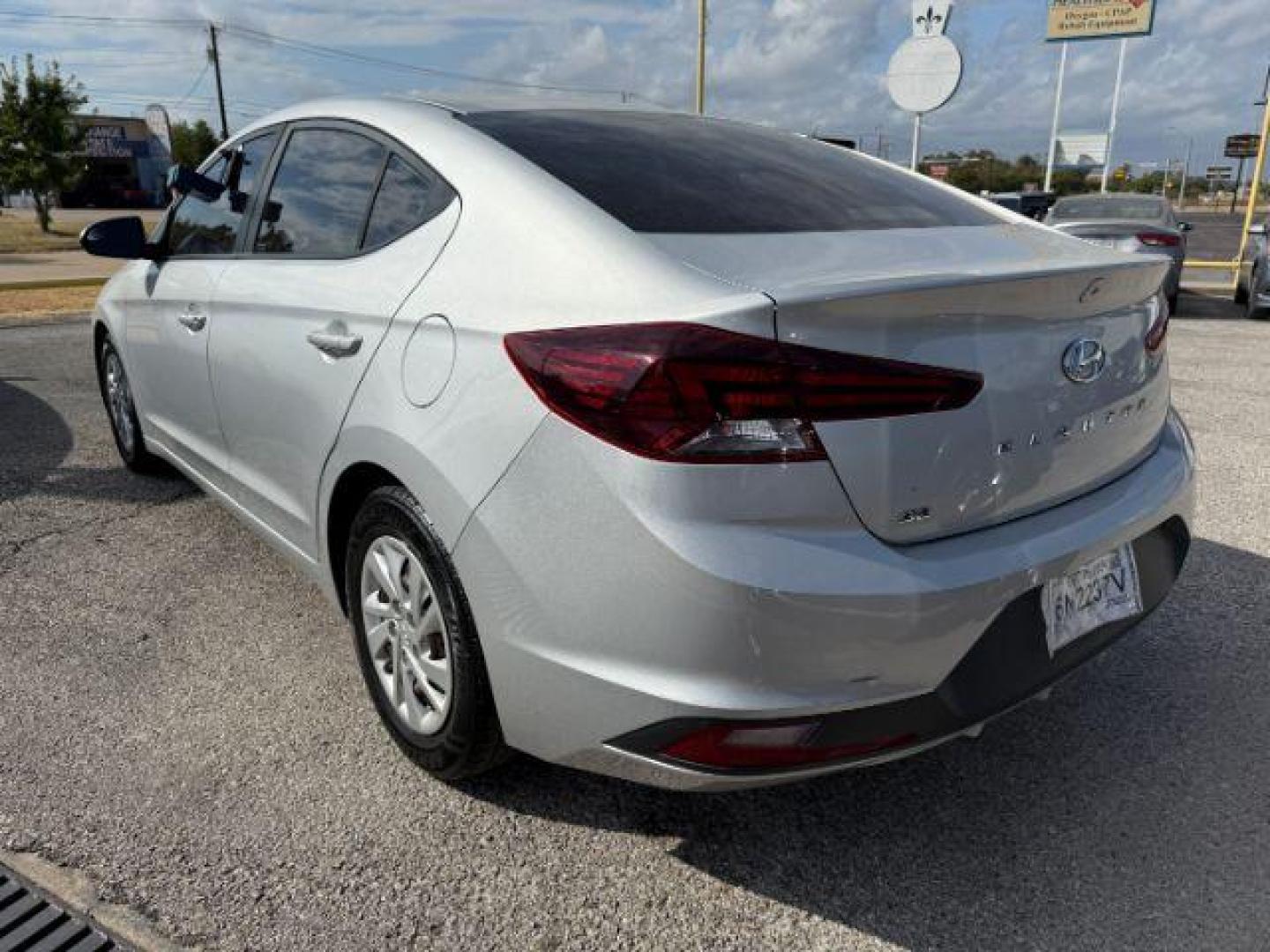 2019 SILVER Hyundai Elantra SE 6AT (5NPD74LFXKH) with an 1.8L L4 DOHC 16V engine, 6-Speed Automatic transmission, located at 2715 W Pioneer Pkwy, Arlington, TX, 76013, (817) 265-9009, 32.710262, -97.153236 - Photo#9