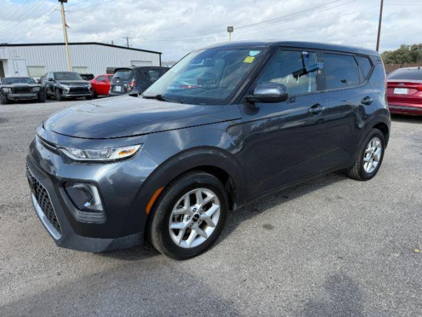2022 GRAY Kia Soul LX CVT (KNDJ23AU1N7) with an 2.0L L4 DOHC 16V engine, Continuously Variable Transmission transmission, located at 2715 W Pioneer Pkwy, Arlington, TX, 76013, (817) 265-9009, 32.710262, -97.153236 - Photo#3