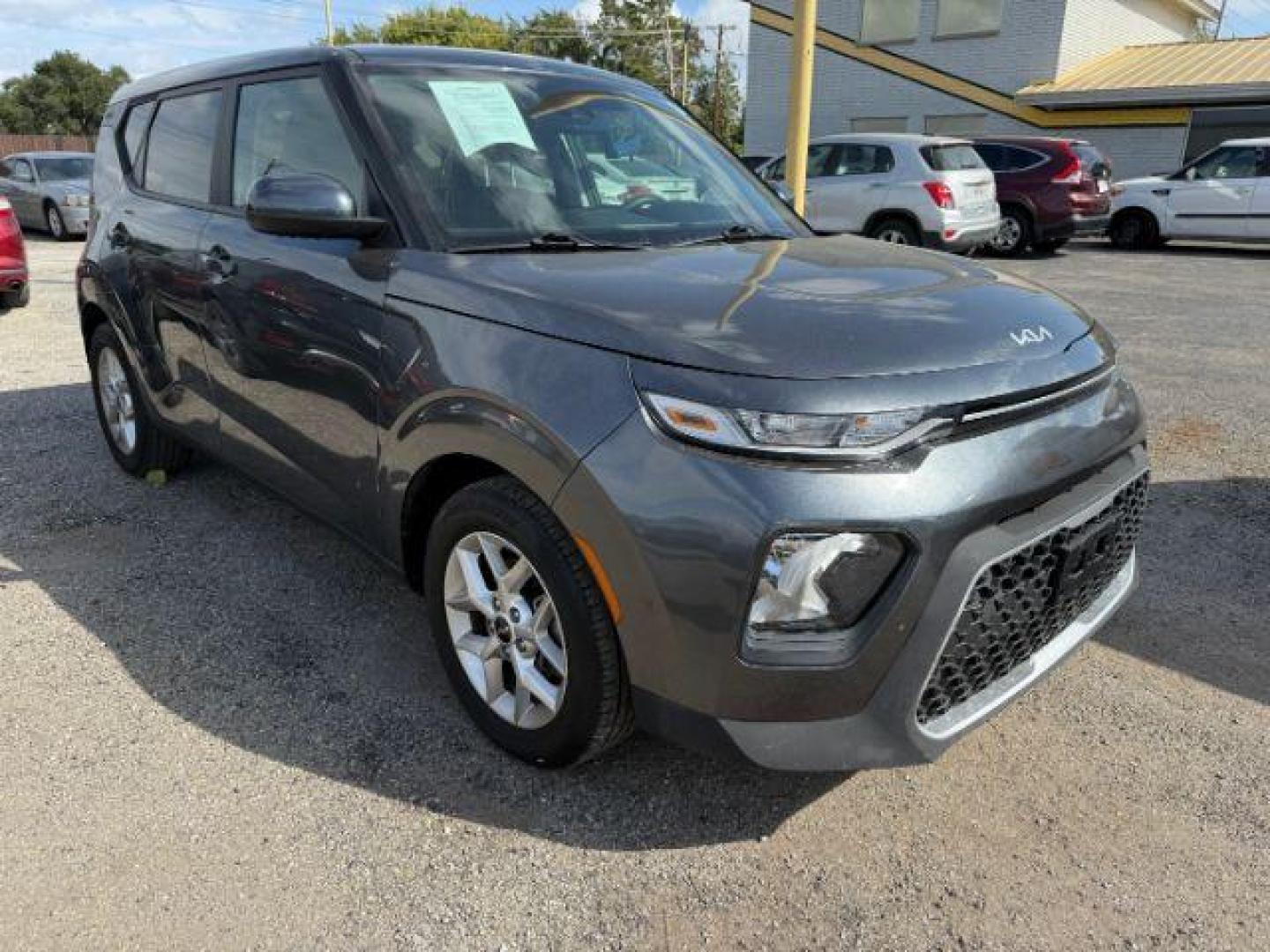 2022 GRAY Kia Soul LX CVT (KNDJ23AU1N7) with an 2.0L L4 DOHC 16V engine, Continuously Variable Transmission transmission, located at 2715 W Pioneer Pkwy, Arlington, TX, 76013, (817) 265-9009, 32.710262, -97.153236 - Photo#5