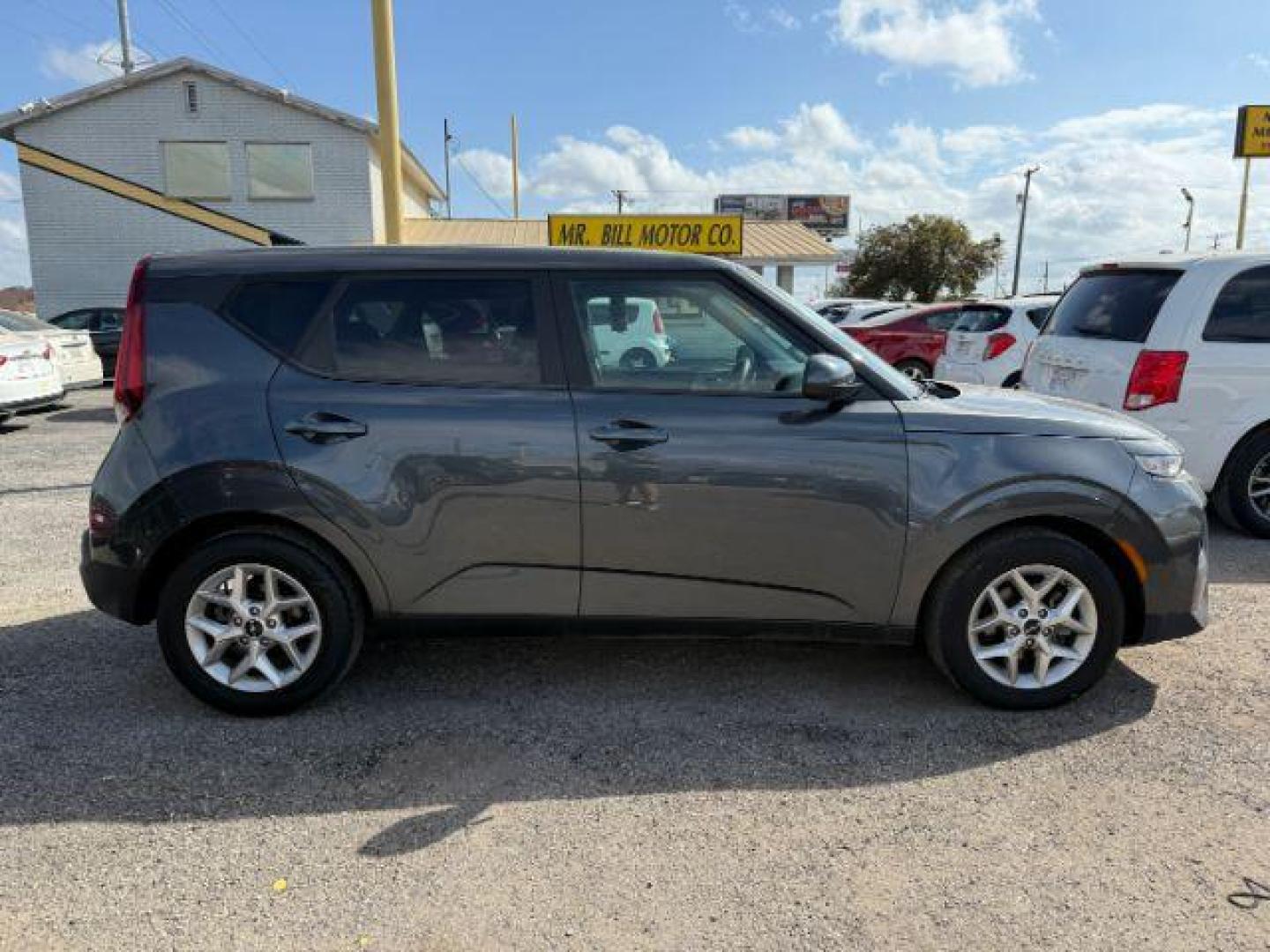 2022 GRAY Kia Soul LX CVT (KNDJ23AU1N7) with an 2.0L L4 DOHC 16V engine, Continuously Variable Transmission transmission, located at 2715 W Pioneer Pkwy, Arlington, TX, 76013, (817) 265-9009, 32.710262, -97.153236 - Photo#6