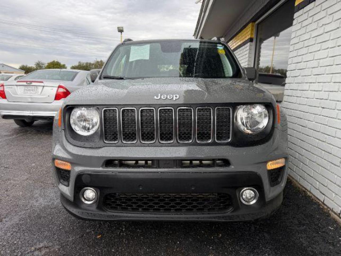 2019 GRAY Jeep Renegade Latitude (ZACNJABB0KP) with an 2.4L L4 DOHC 16V engine, 9-Speed Automatic transmission, located at 2715 W Pioneer Pkwy, Arlington, TX, 76013, (817) 265-9009, 32.710262, -97.153236 - Photo#4